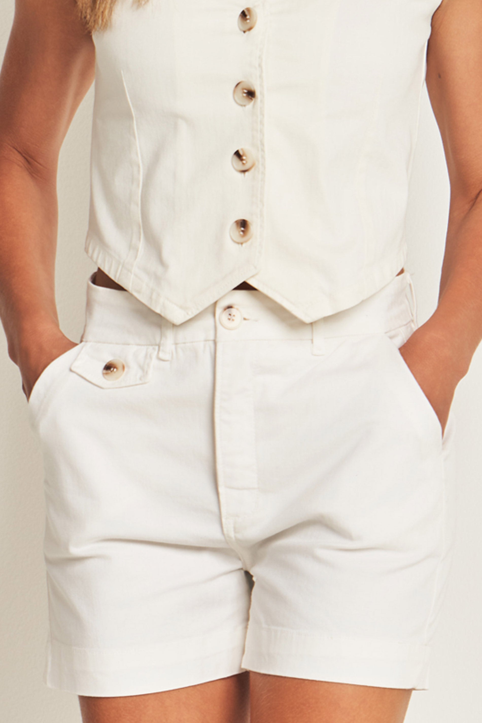 Shorts alfaiataria em sarja maquinetada