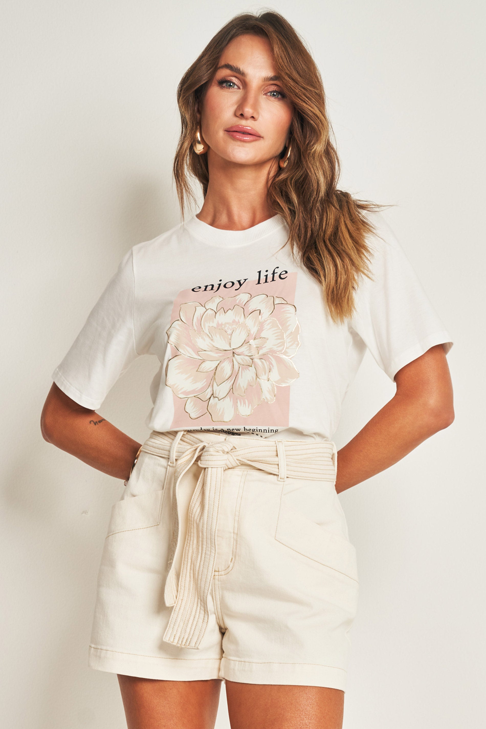 Shorts em sarja com cinto embutido