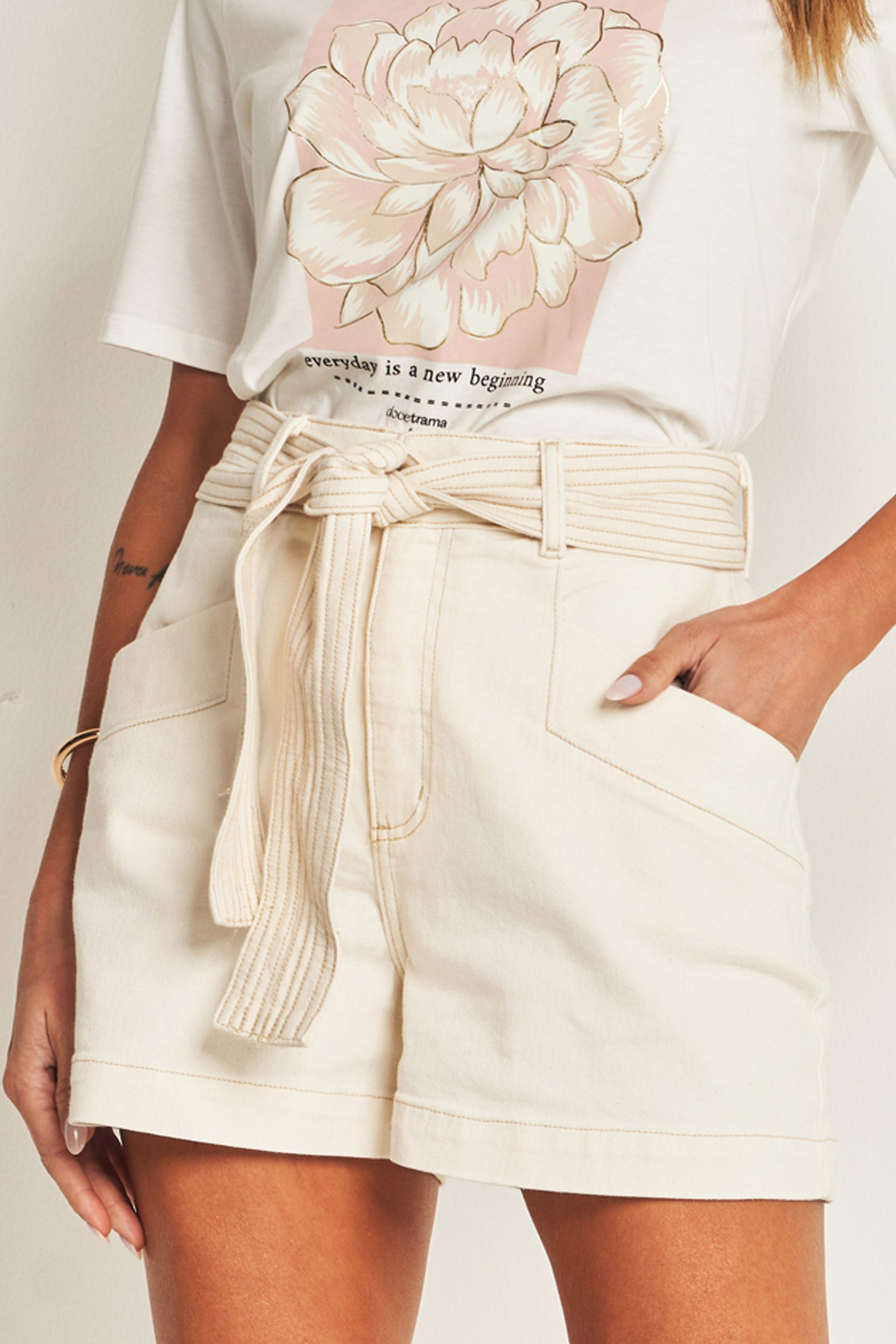 Shorts em sarja com cinto embutido