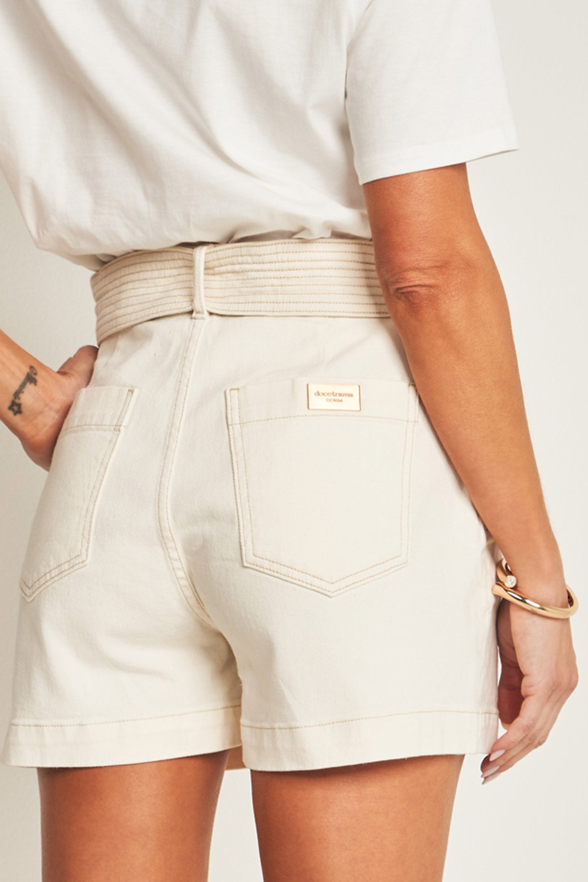 Shorts em sarja com cinto embutido