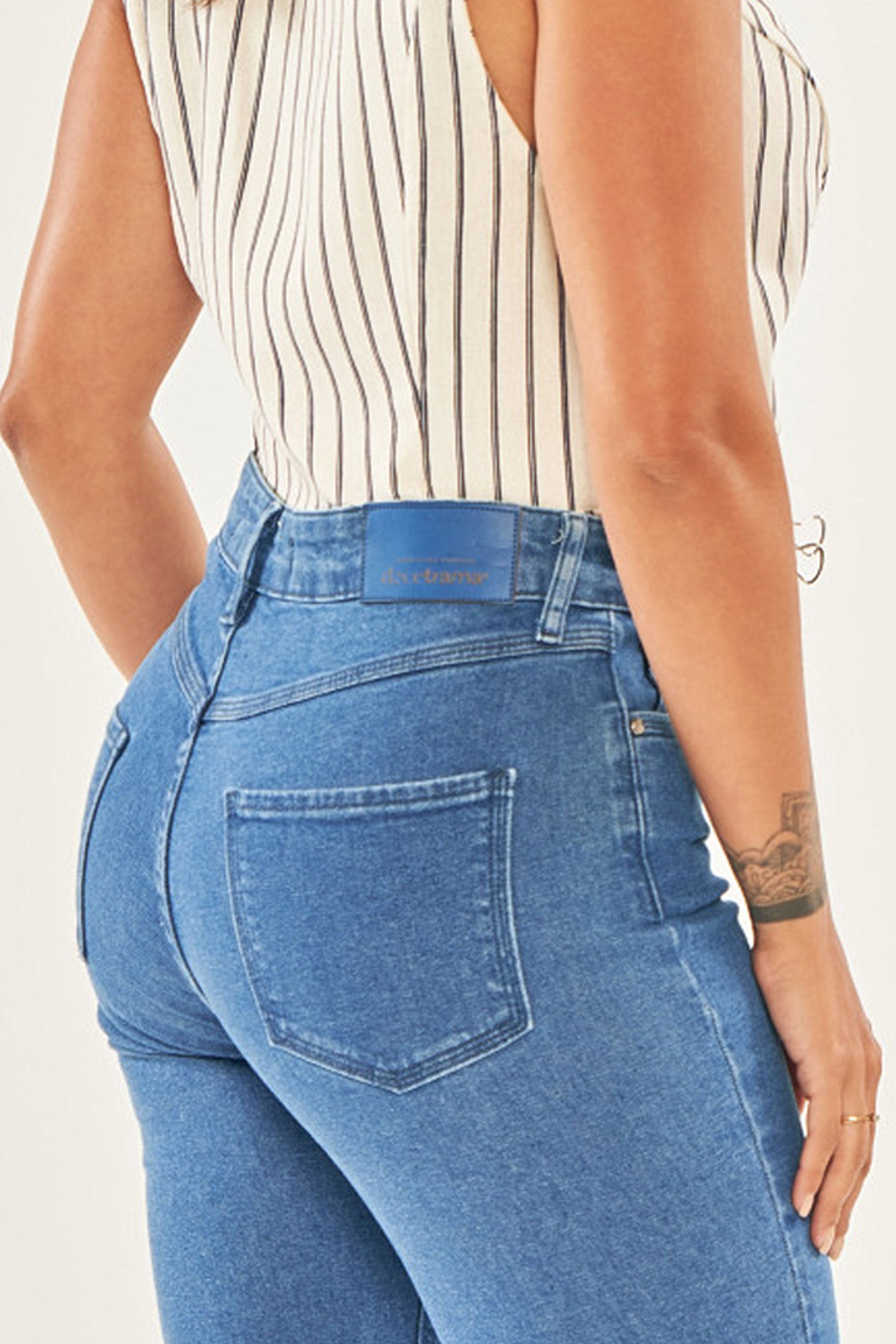Calça Cintura Alta Flare Jasmim em Jeans com Elastano
