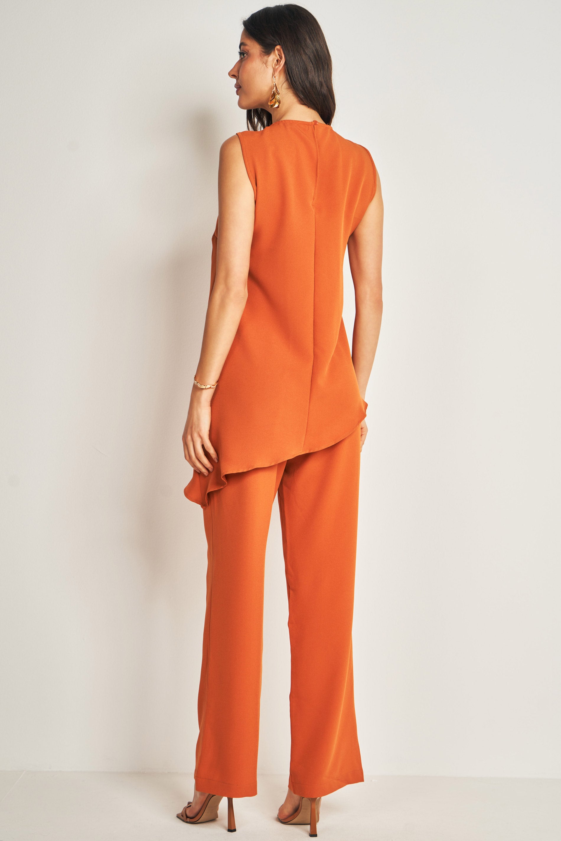 Blusa sem manga em plano creponado com gota