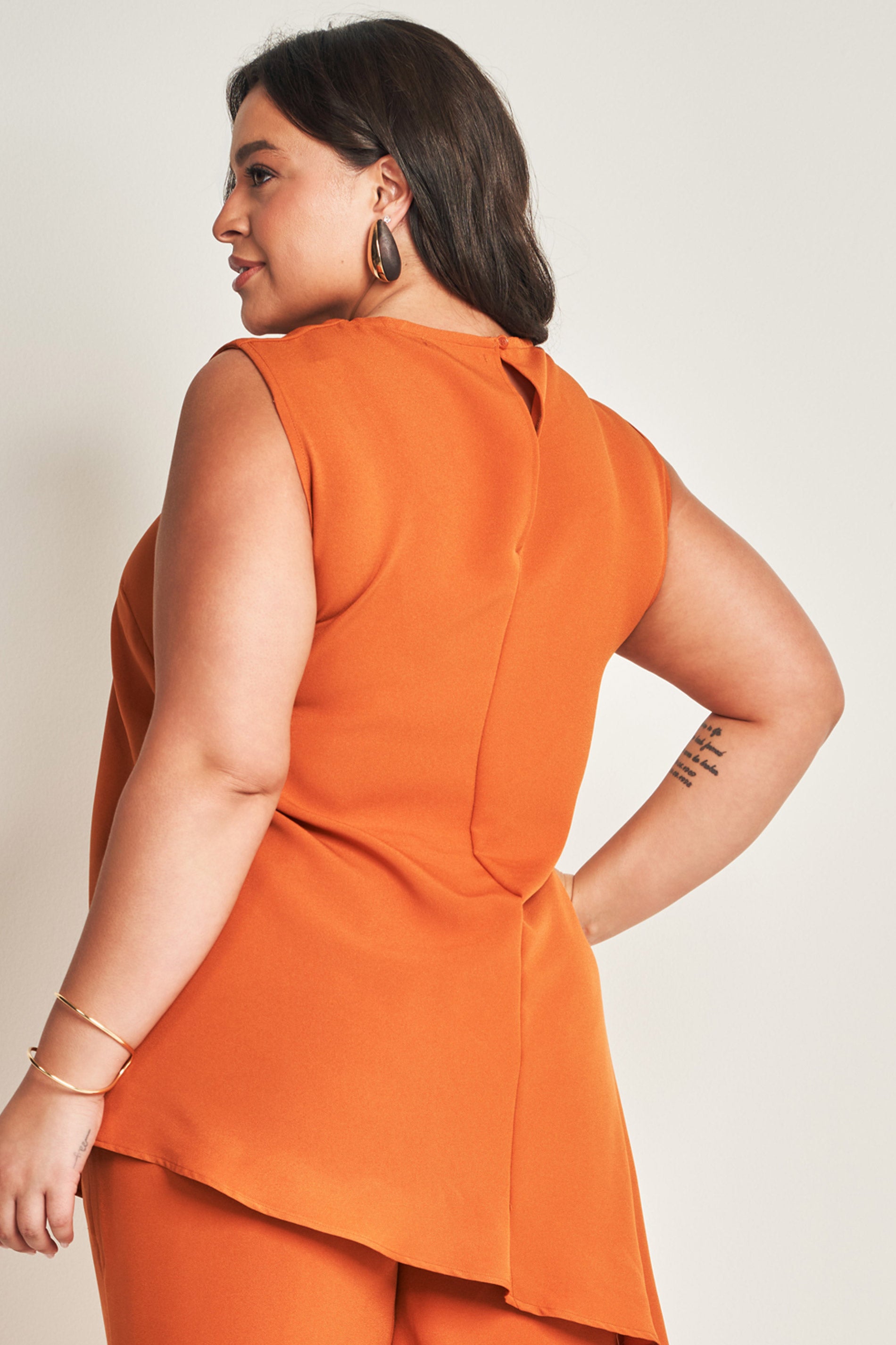 Blusa sem manga em plano creponado com gota