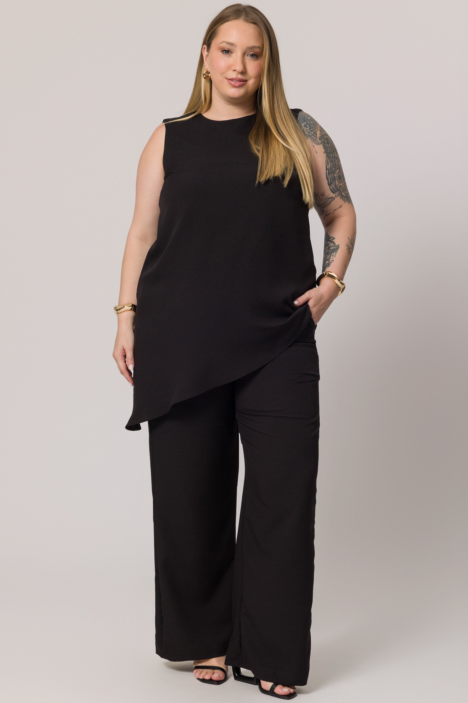 Blusa sem manga em plano creponado com gota