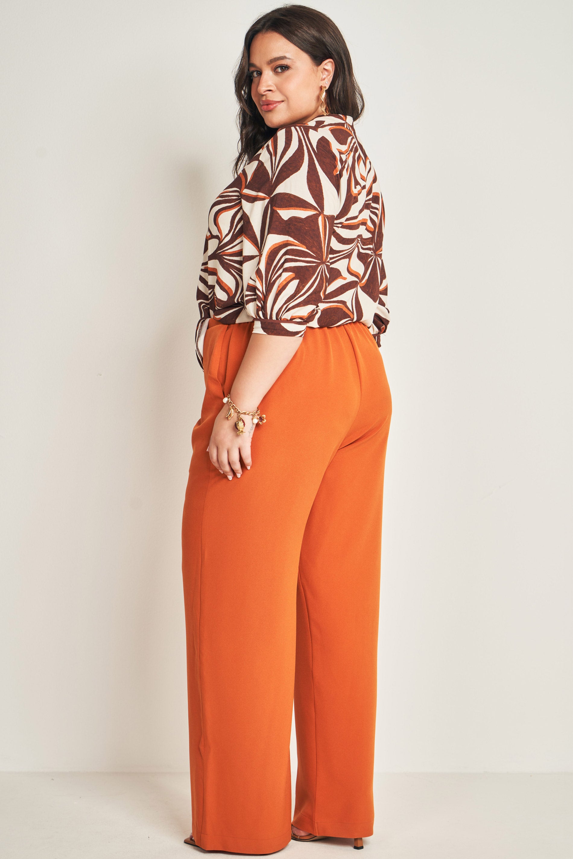 Calça em plano creponado com caimento solto