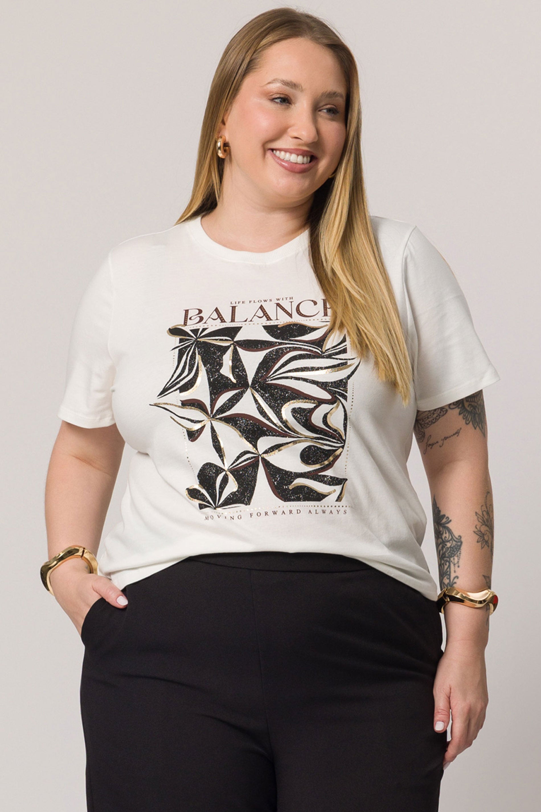 Calça em plano creponado com caimento solto