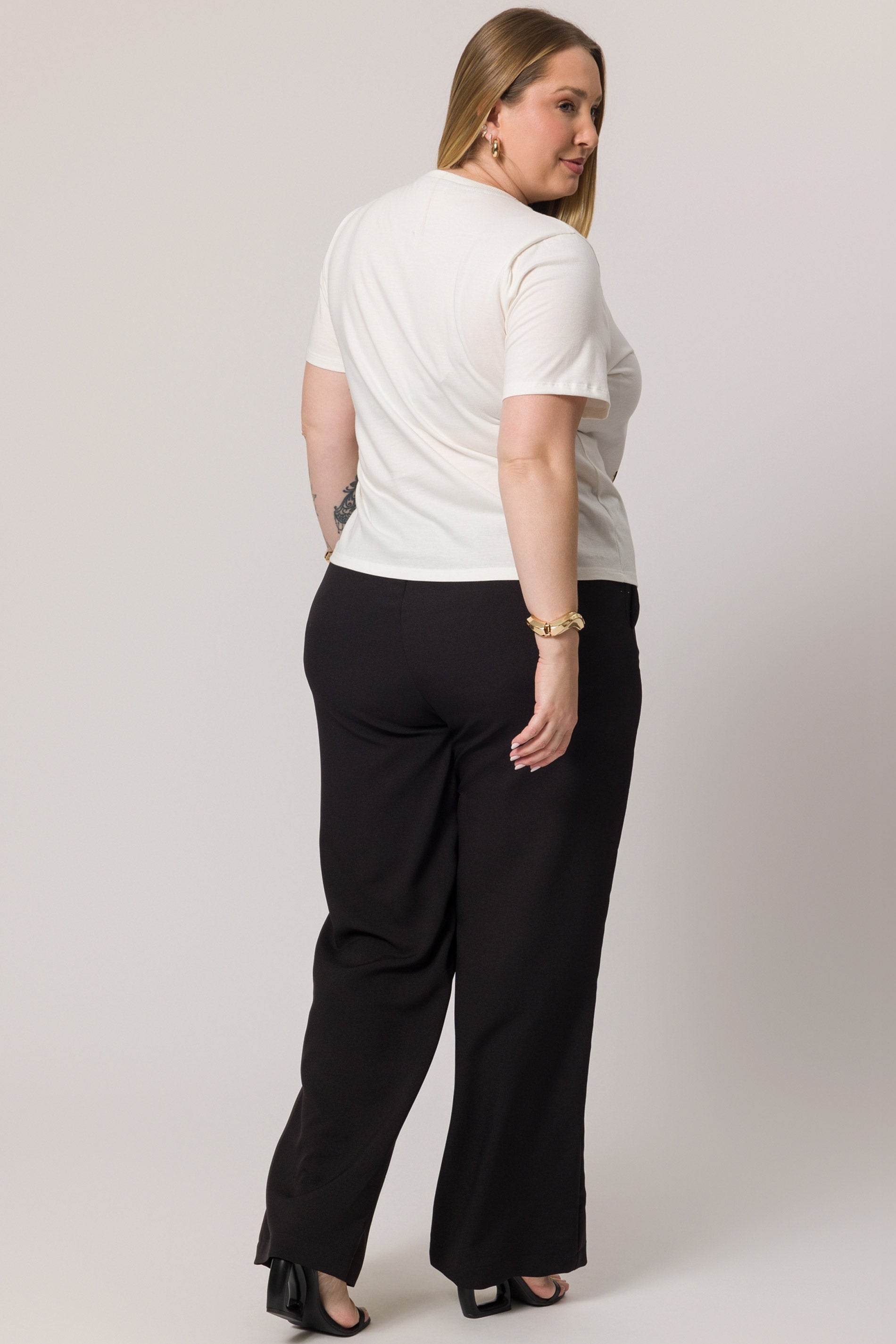 Calça em plano creponado com caimento solto