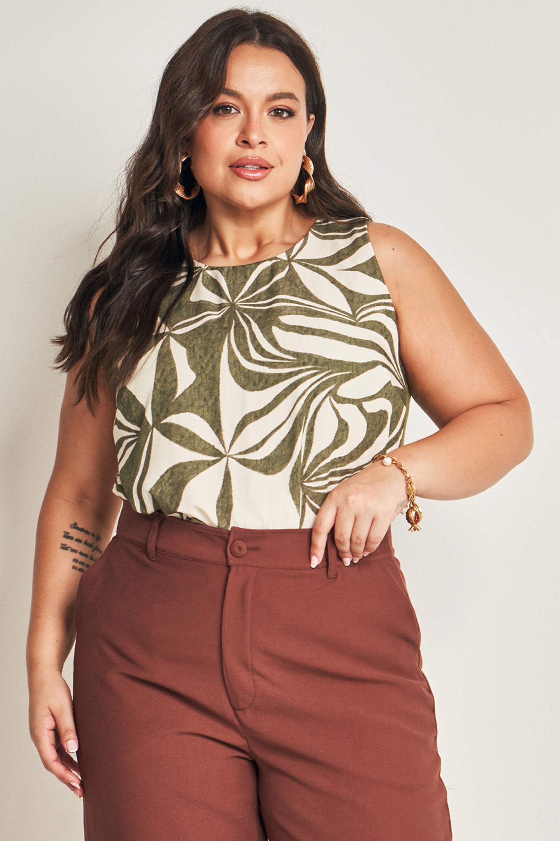 Blusa sem Manga em Plano Viscose e Lisos em Plano Creponado