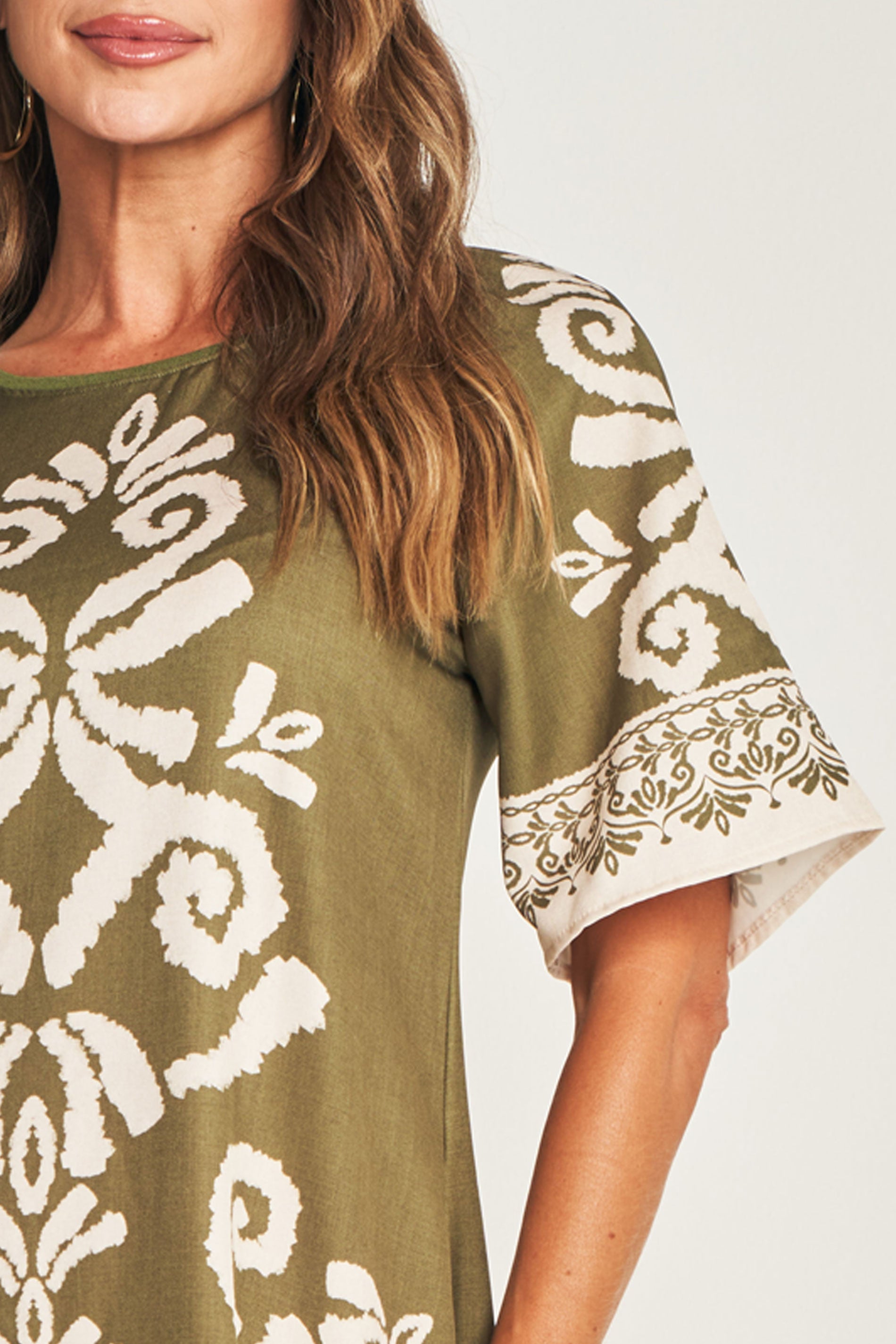 Vestido Curto de Manga Curta em Plano Sarja Four Way