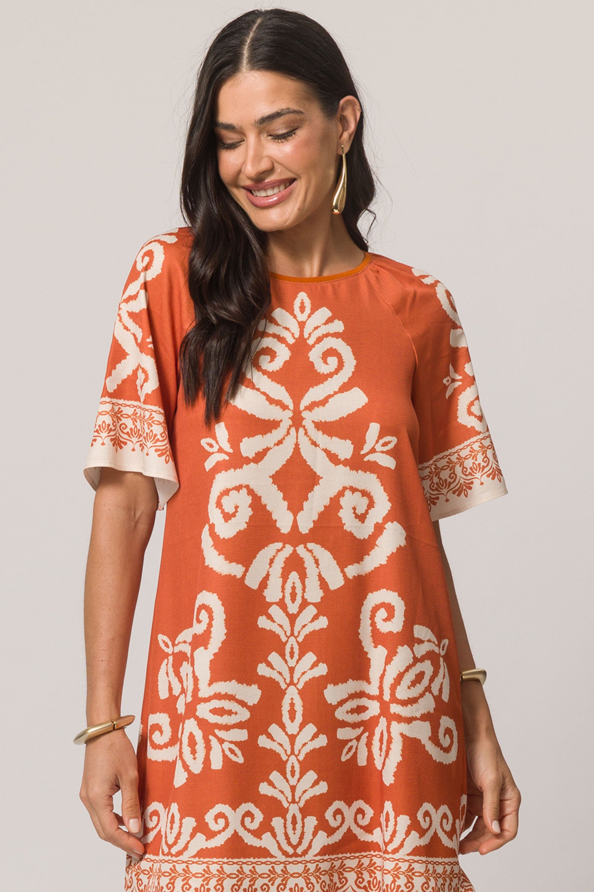 Vestido Curto de Manga Curta em Plano Sarja Four Way