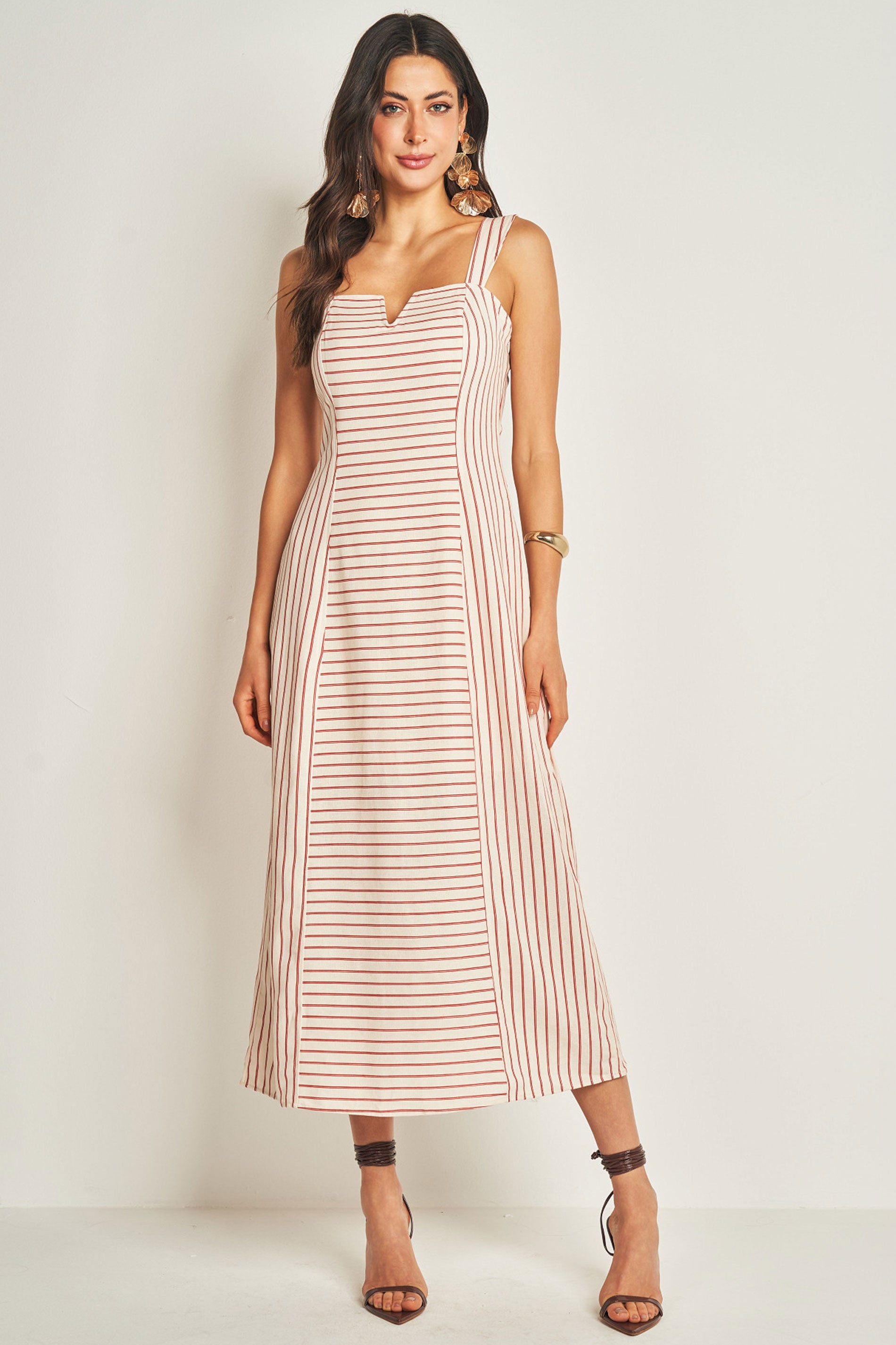 Vestido Longo de Alça em Plano Linen