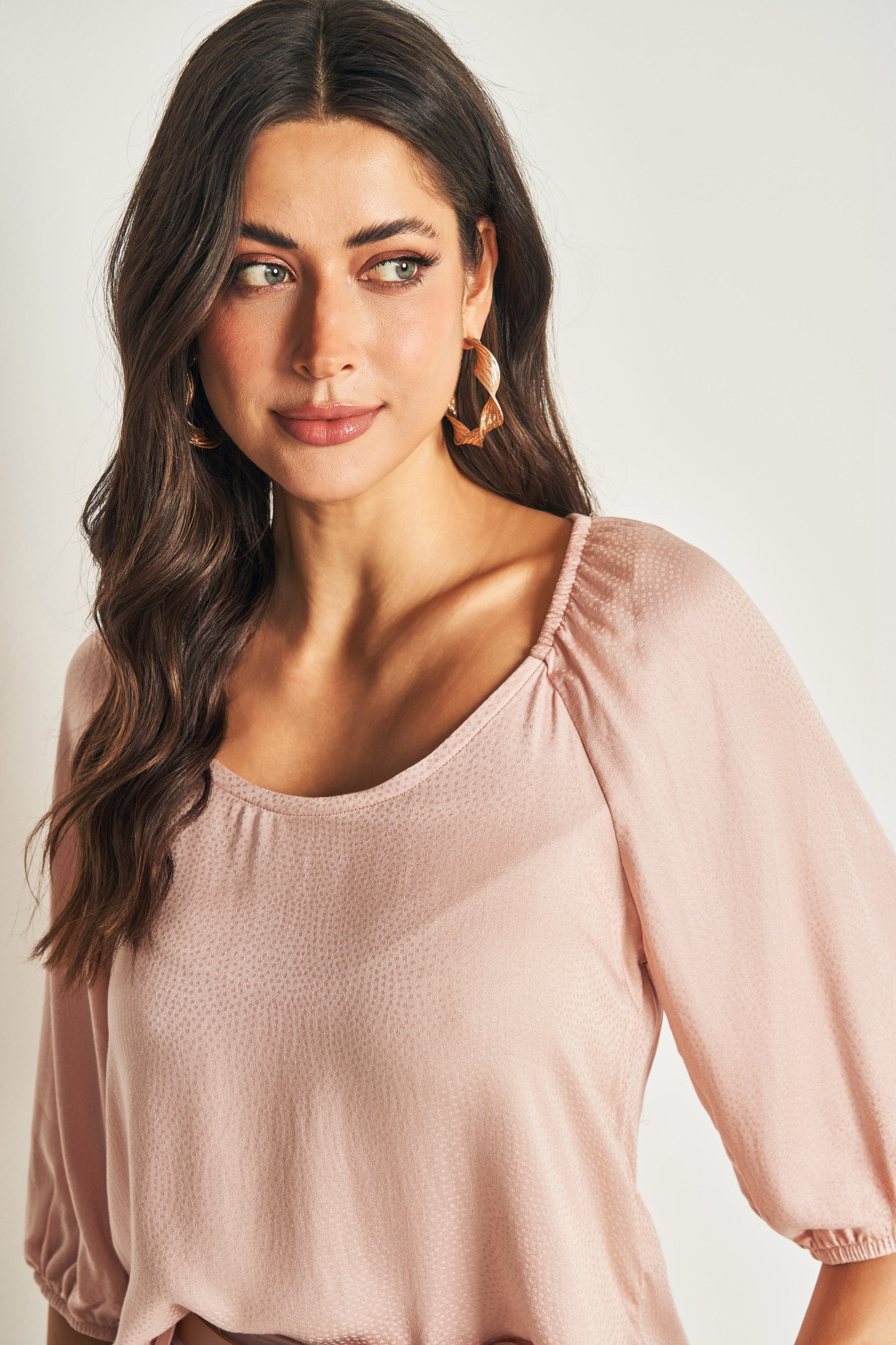 Blusa com manga 3/4 e poá