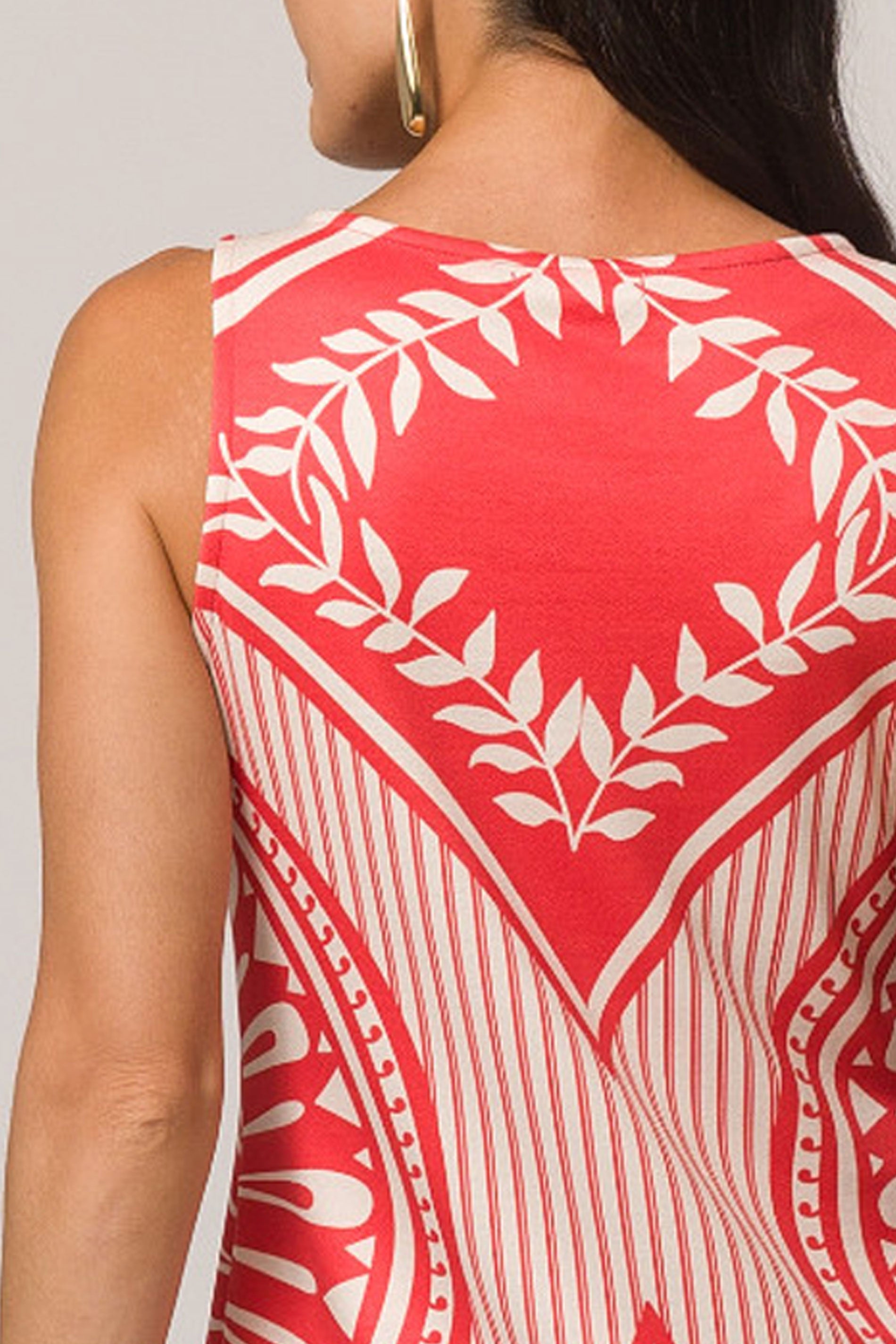 Vestido Curto sem Manga em Malha Neoprene