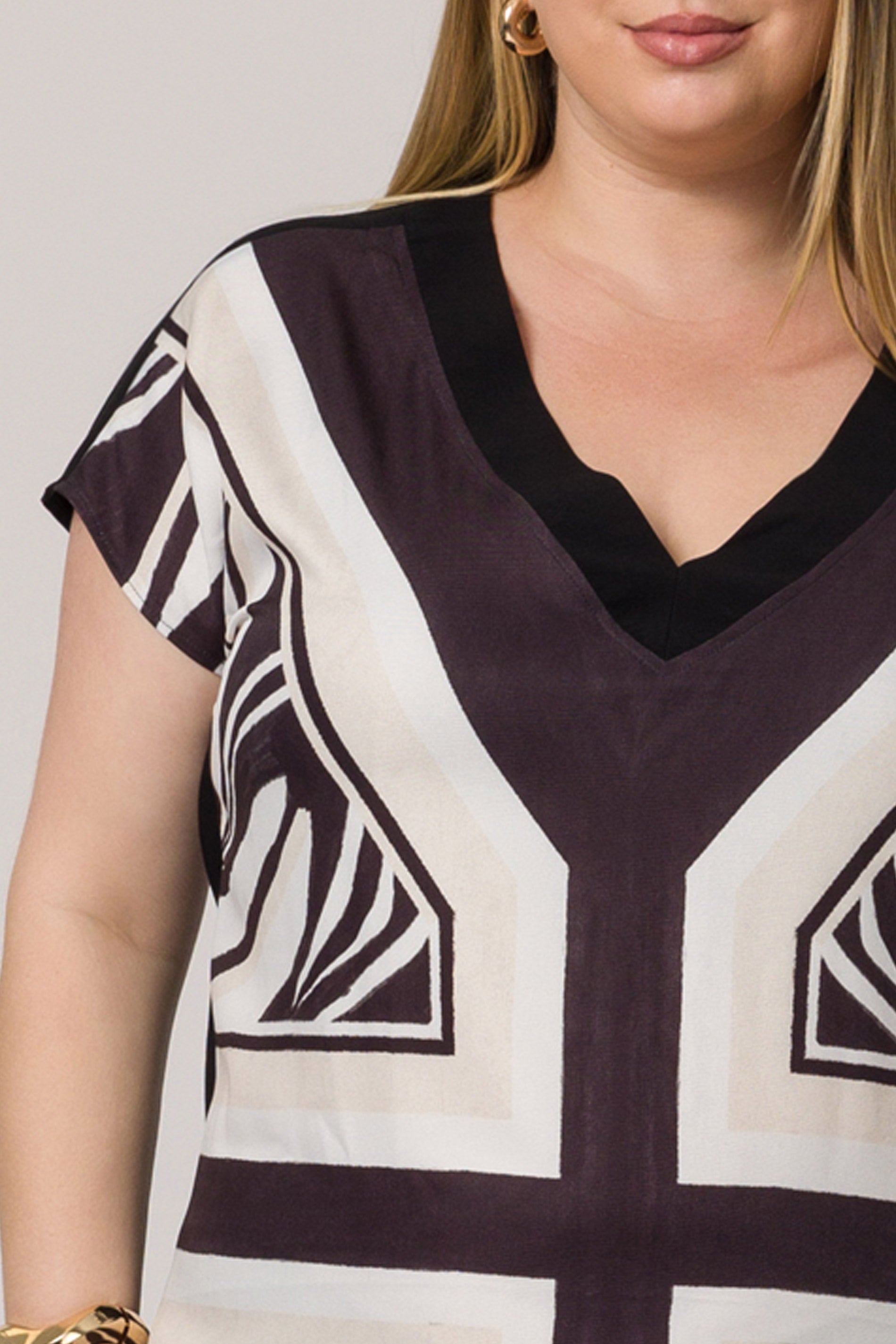 Vestido curto com estampa geométrica