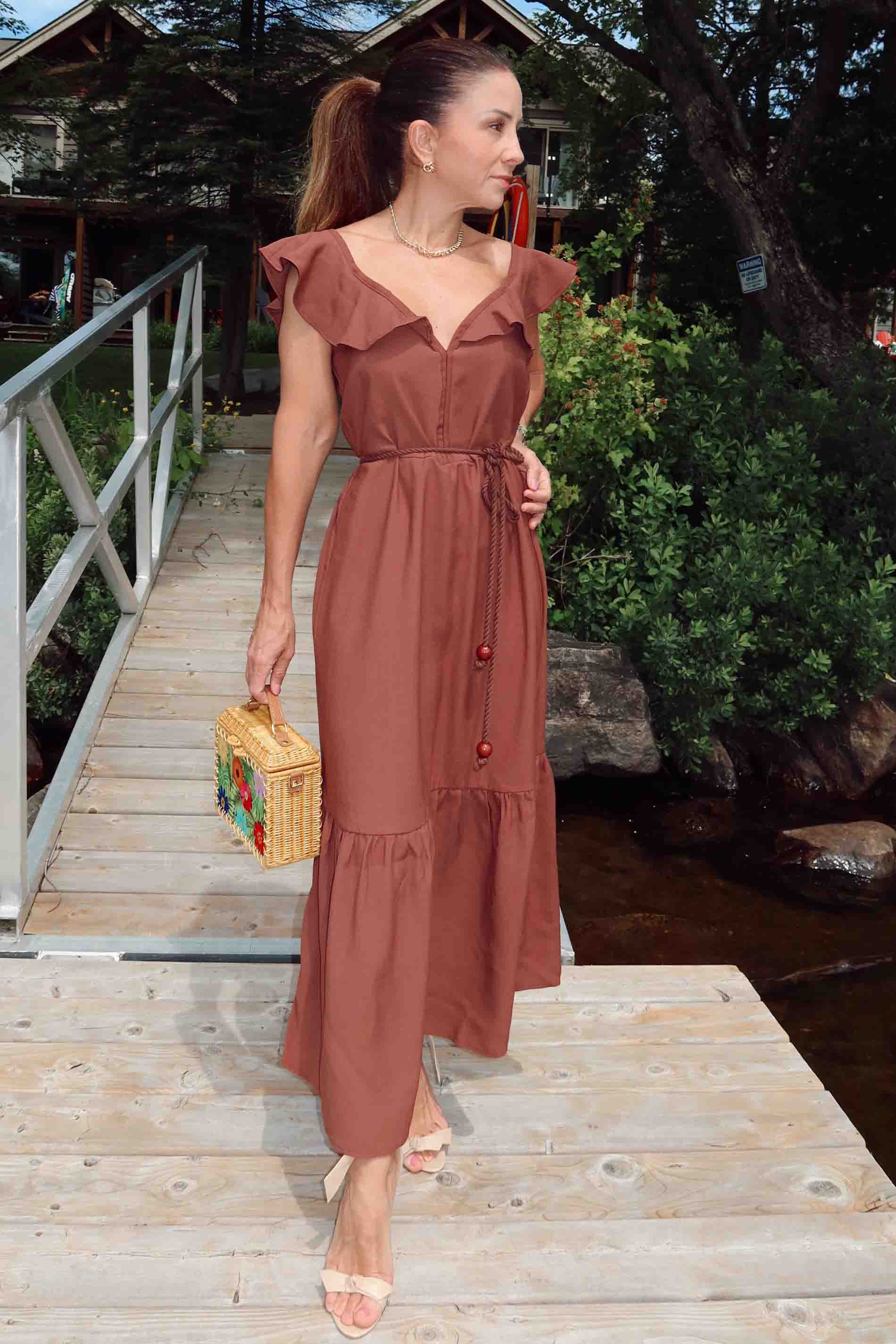 Vestido midi com babado e cinto