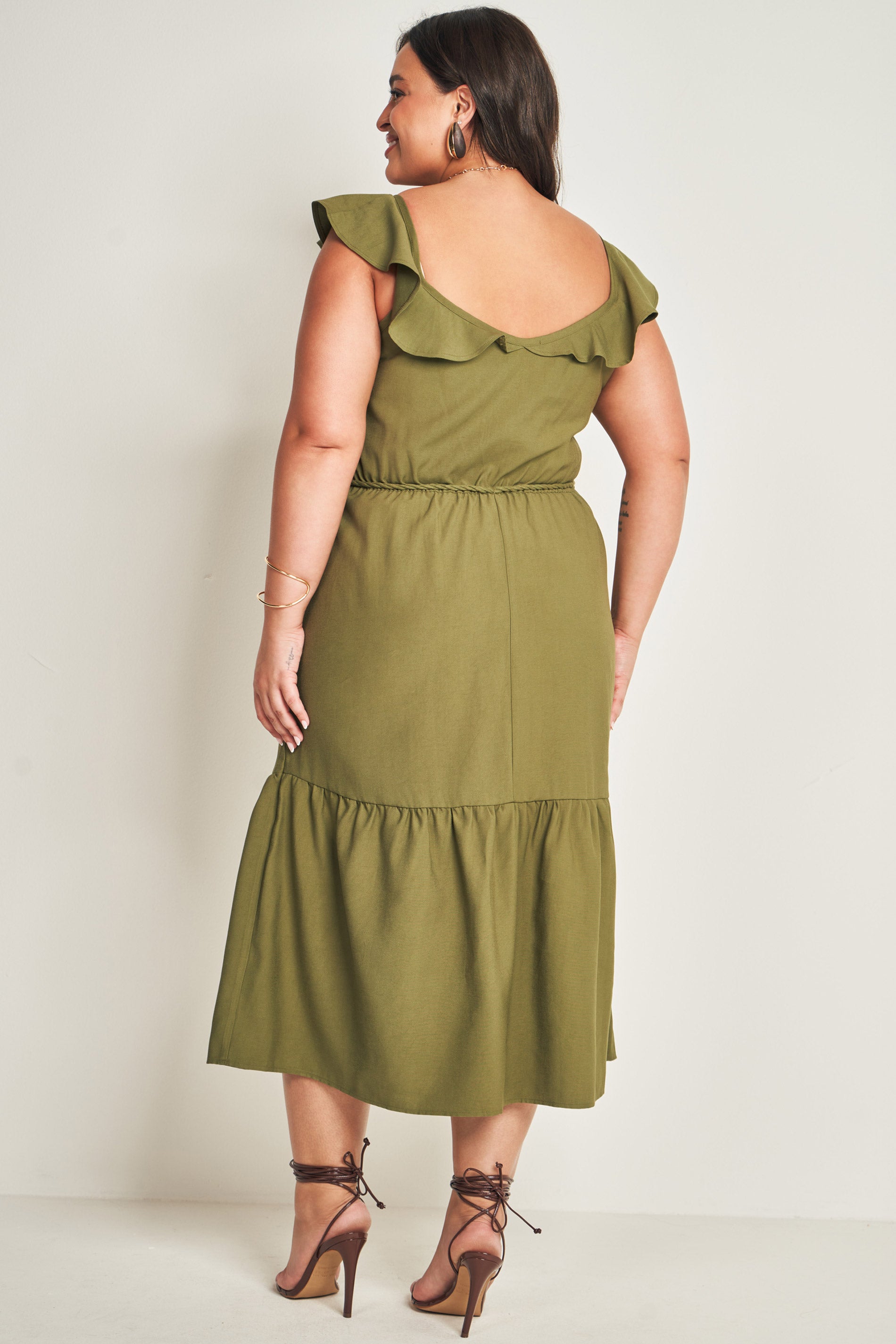 Vestido midi com babado e cinto