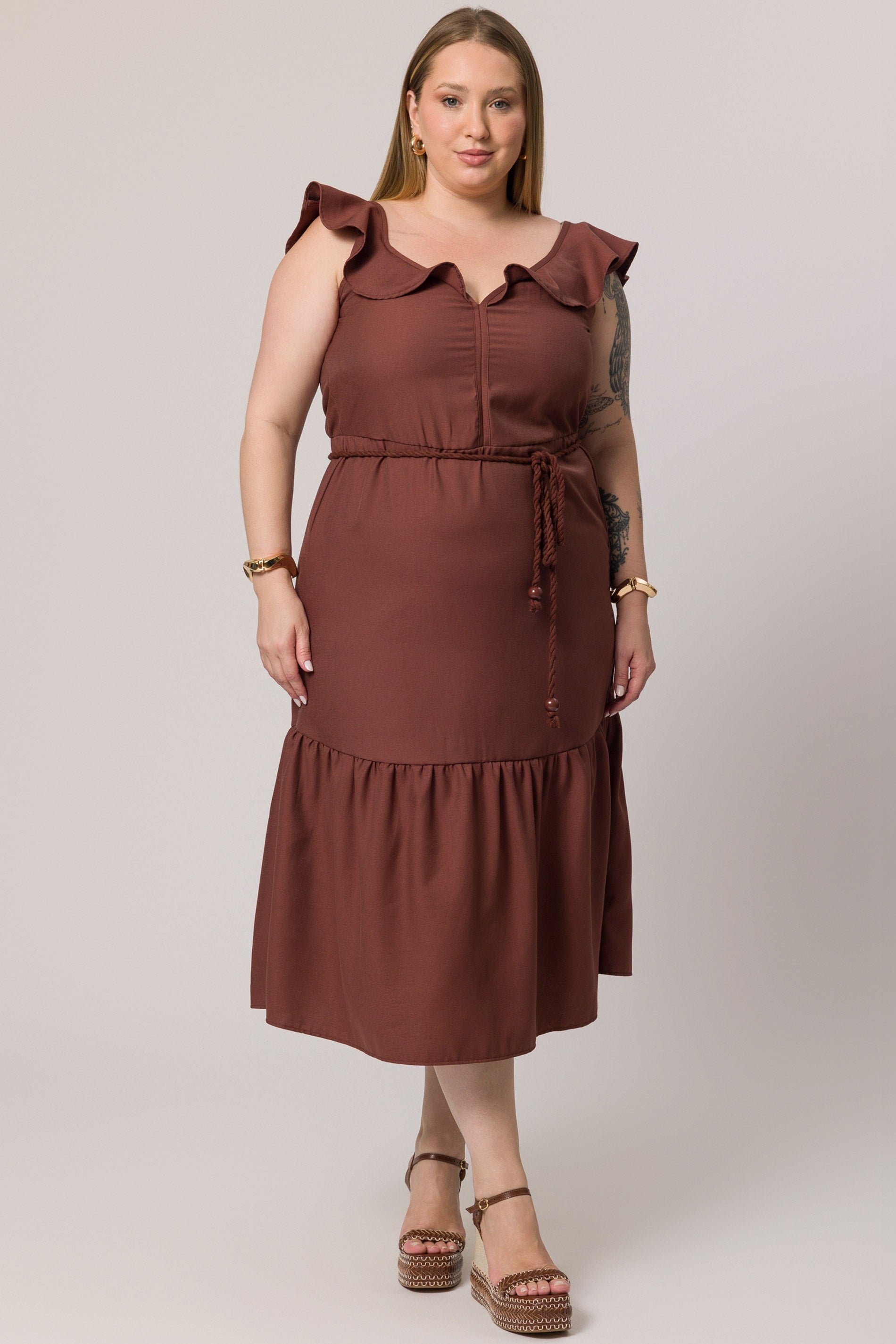 Vestido midi com babado e cinto