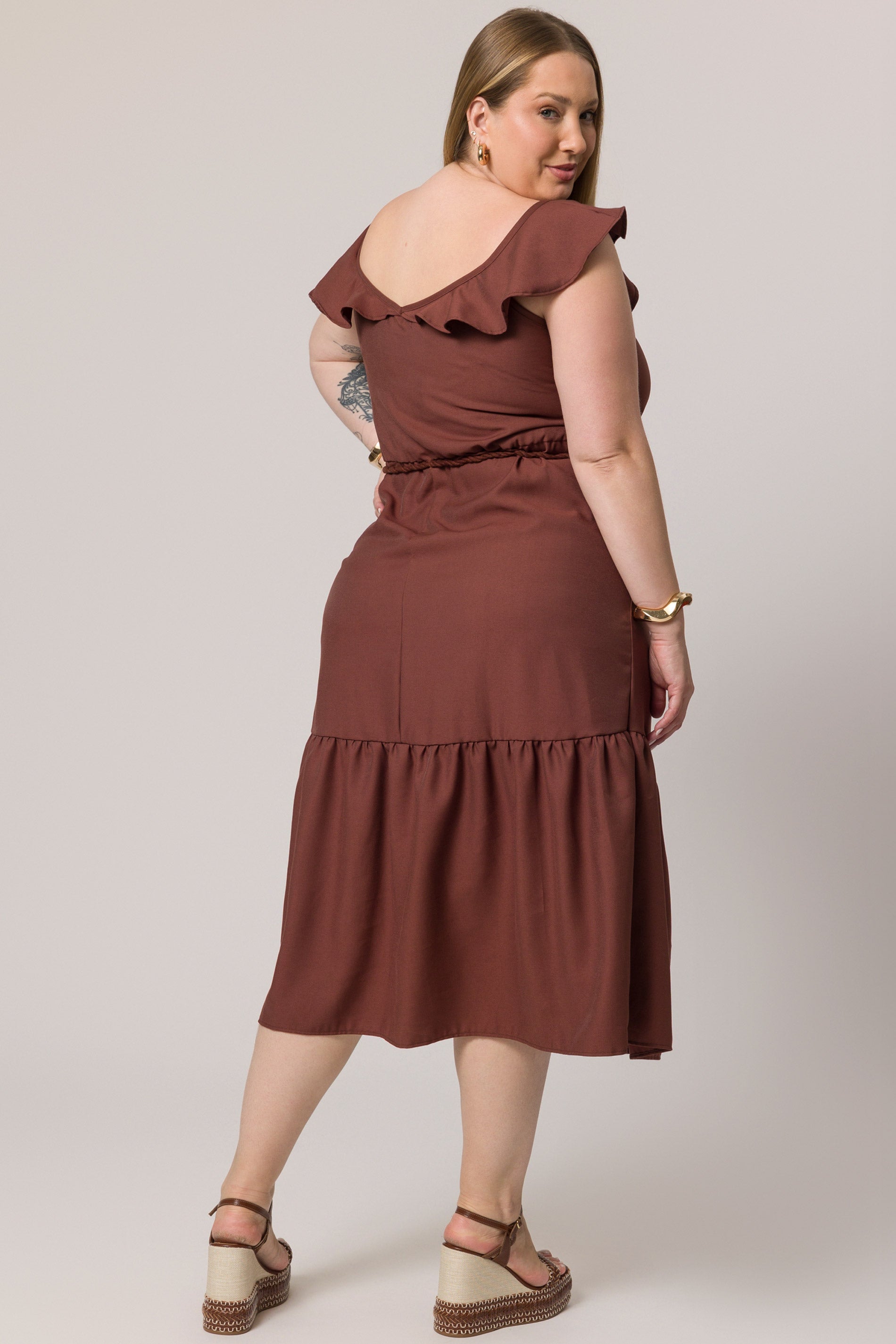 Vestido midi com babado e cinto