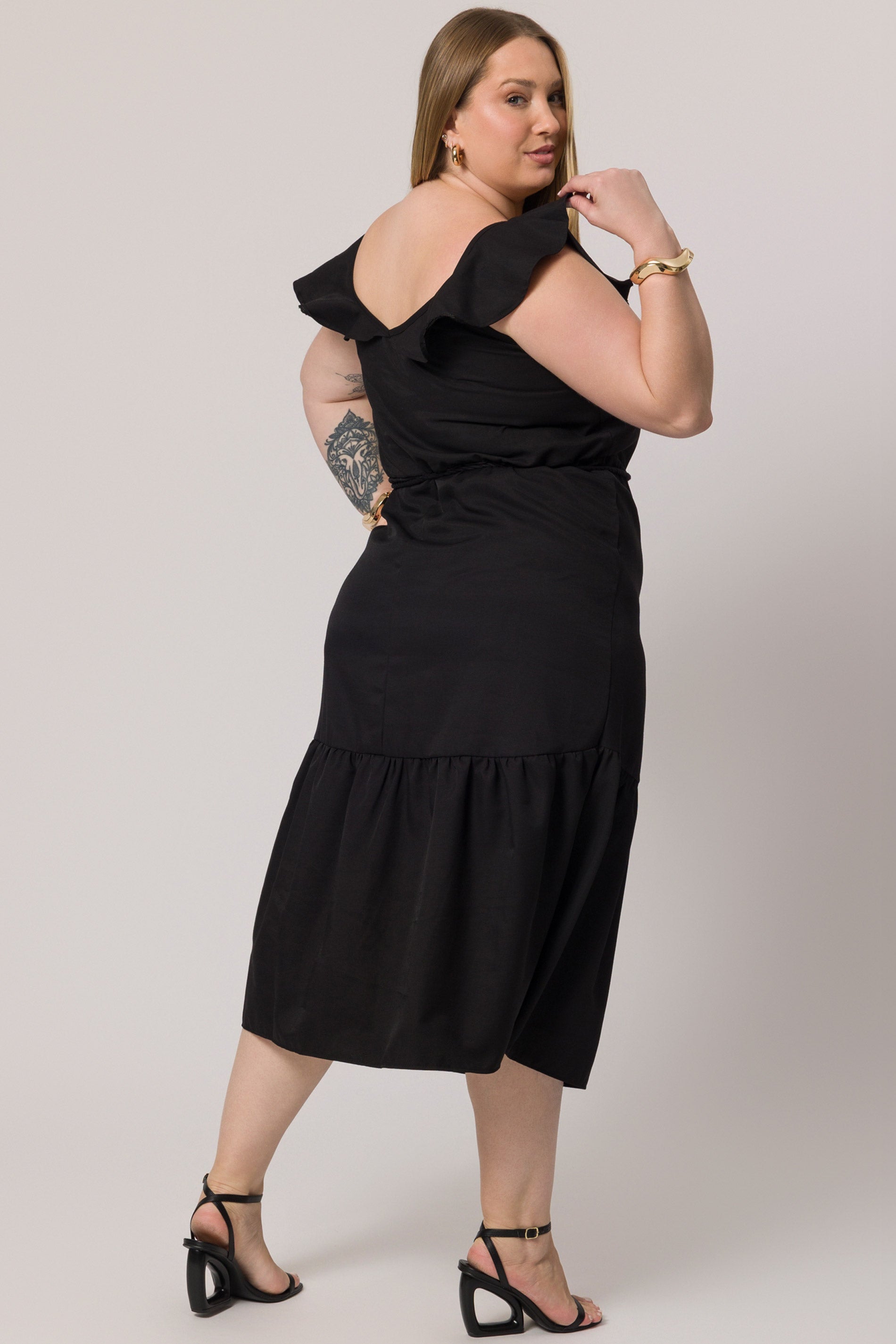 Vestido midi com babado e cinto