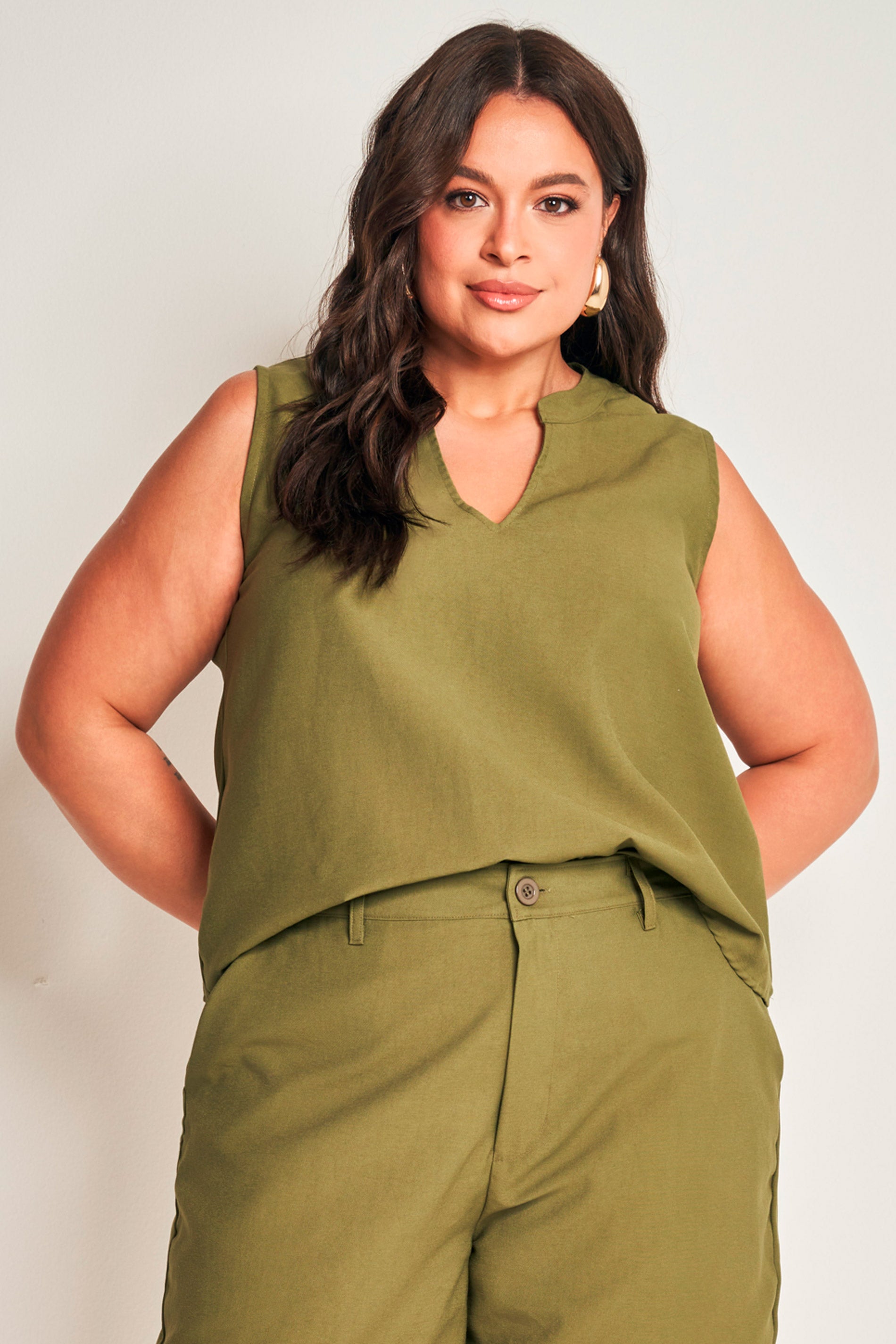 Blusa sem manga em sarja sartorial