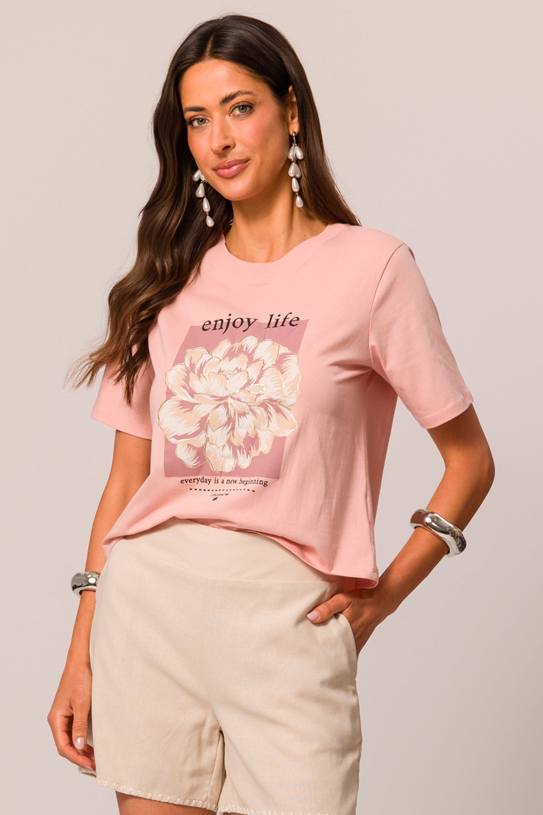 T-shirt com estampa floral delicada