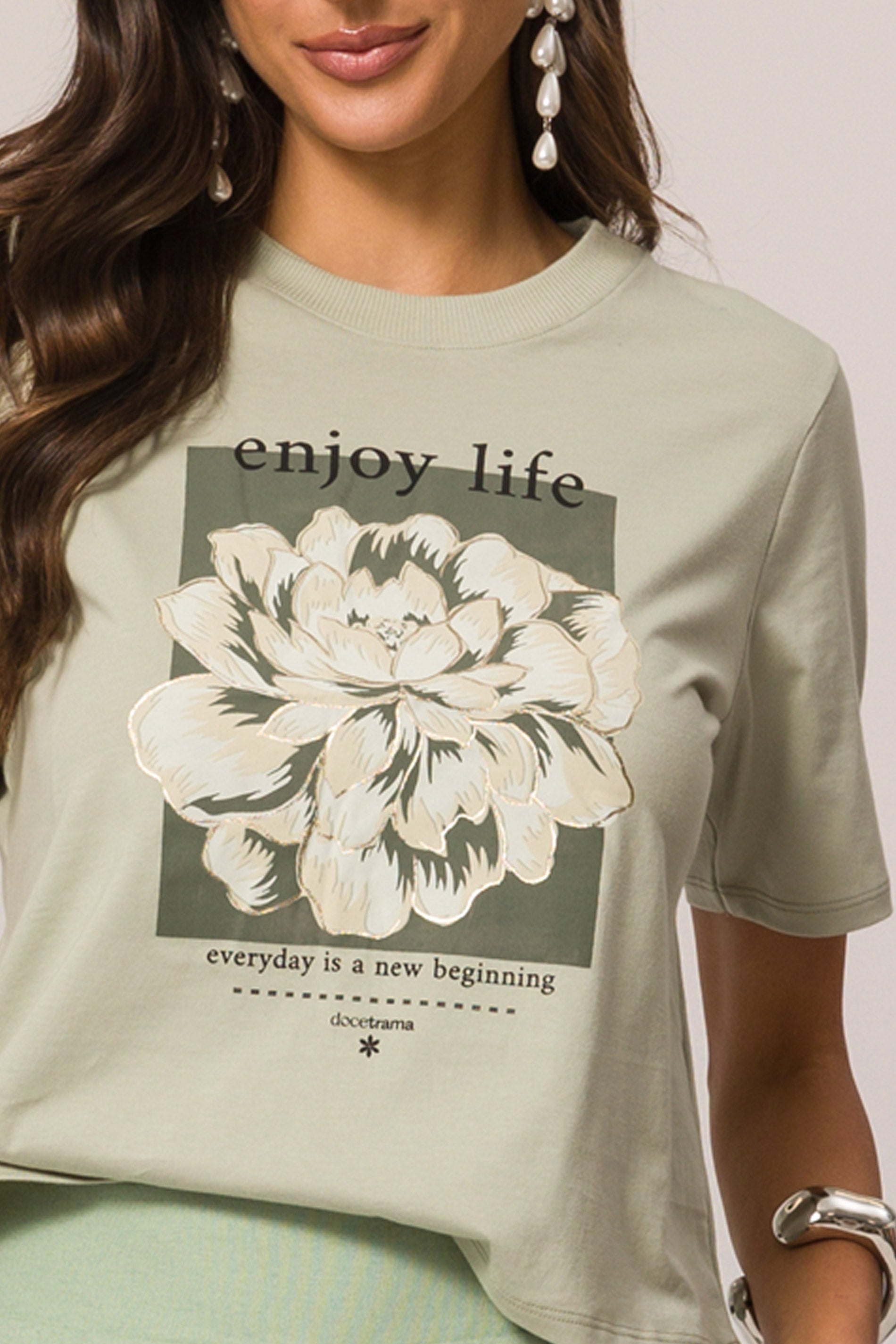 T-shirt com estampa floral delicada