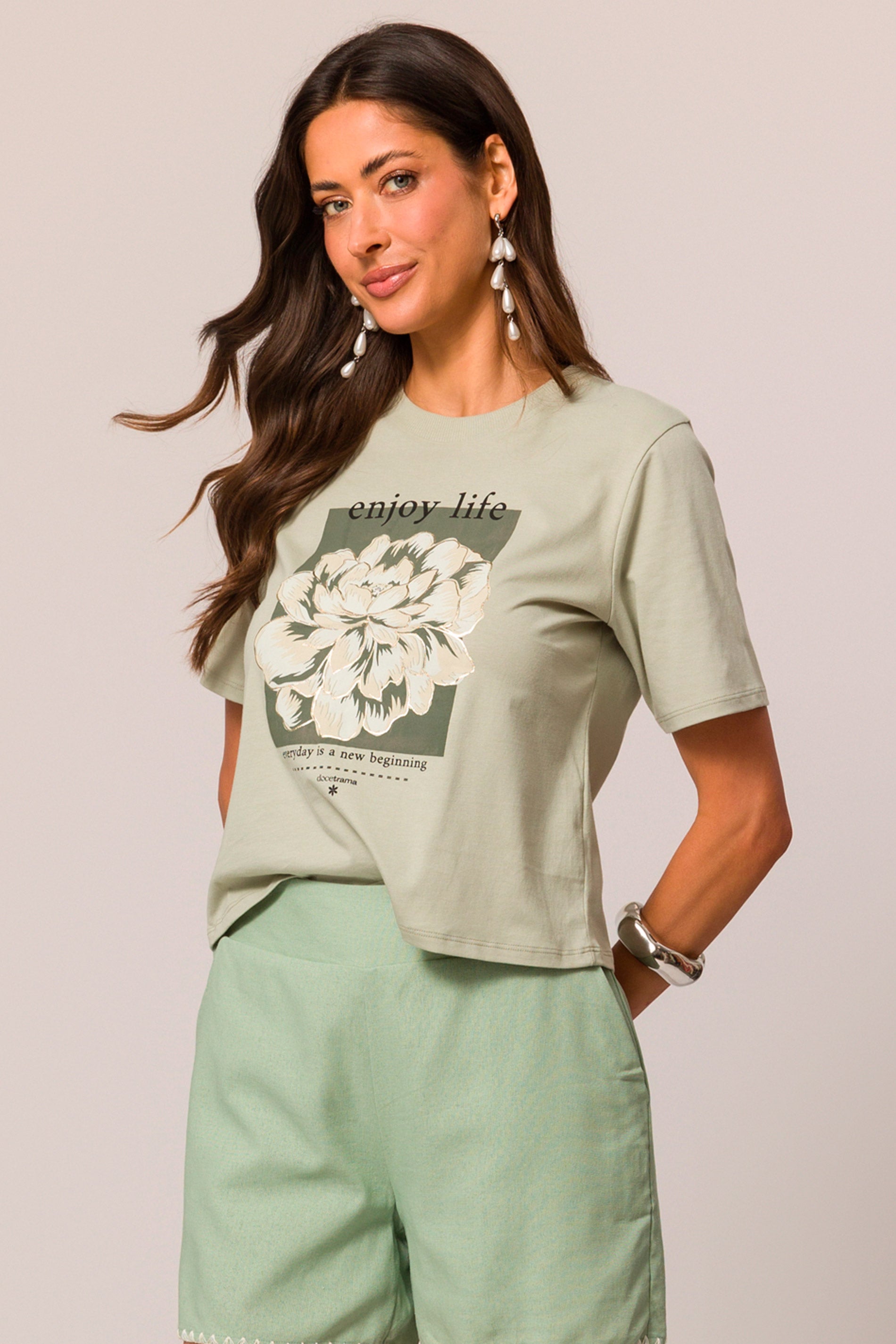 T-shirt com estampa floral delicada