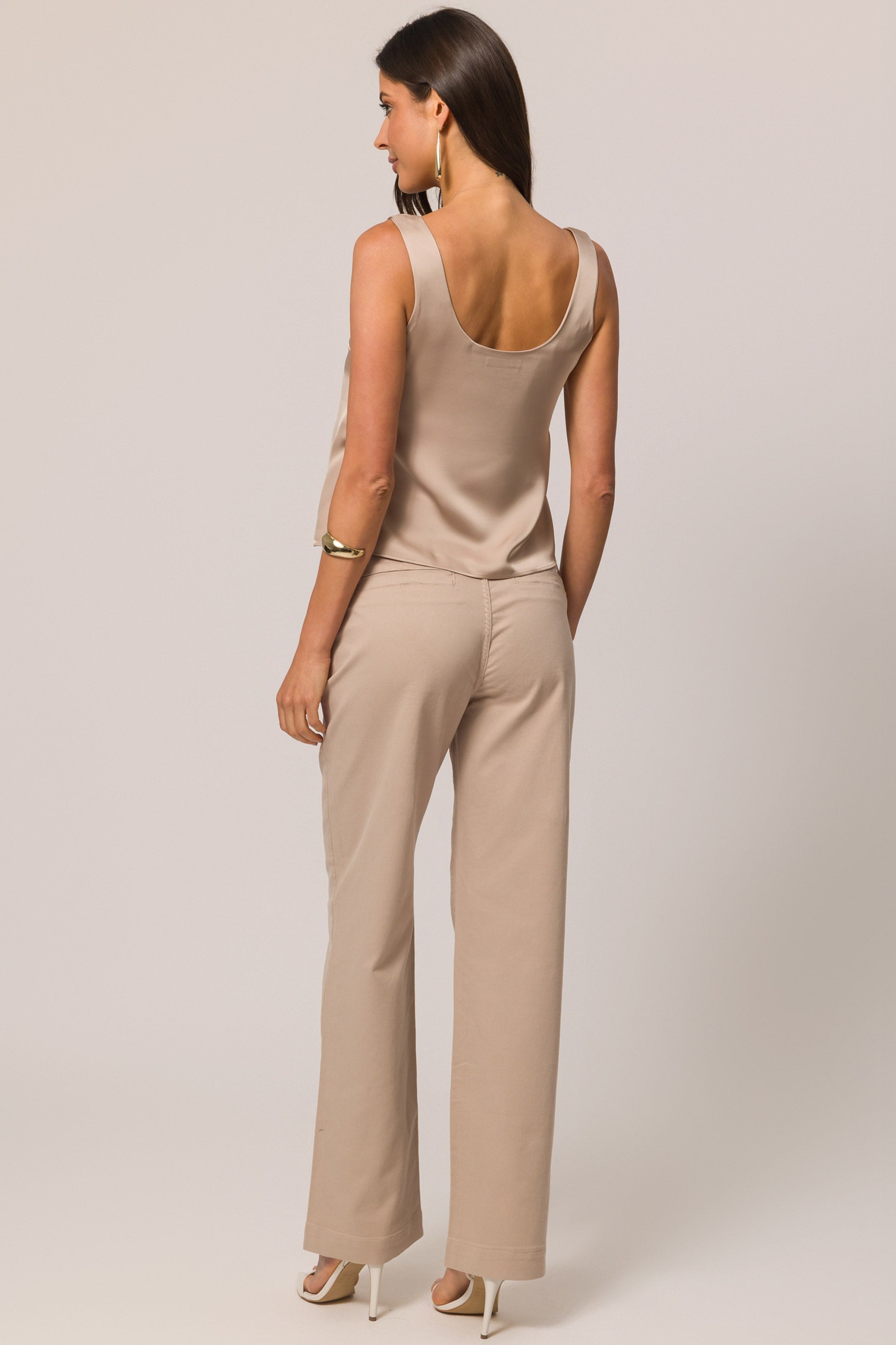 Blusa de alça em cetim com decote U