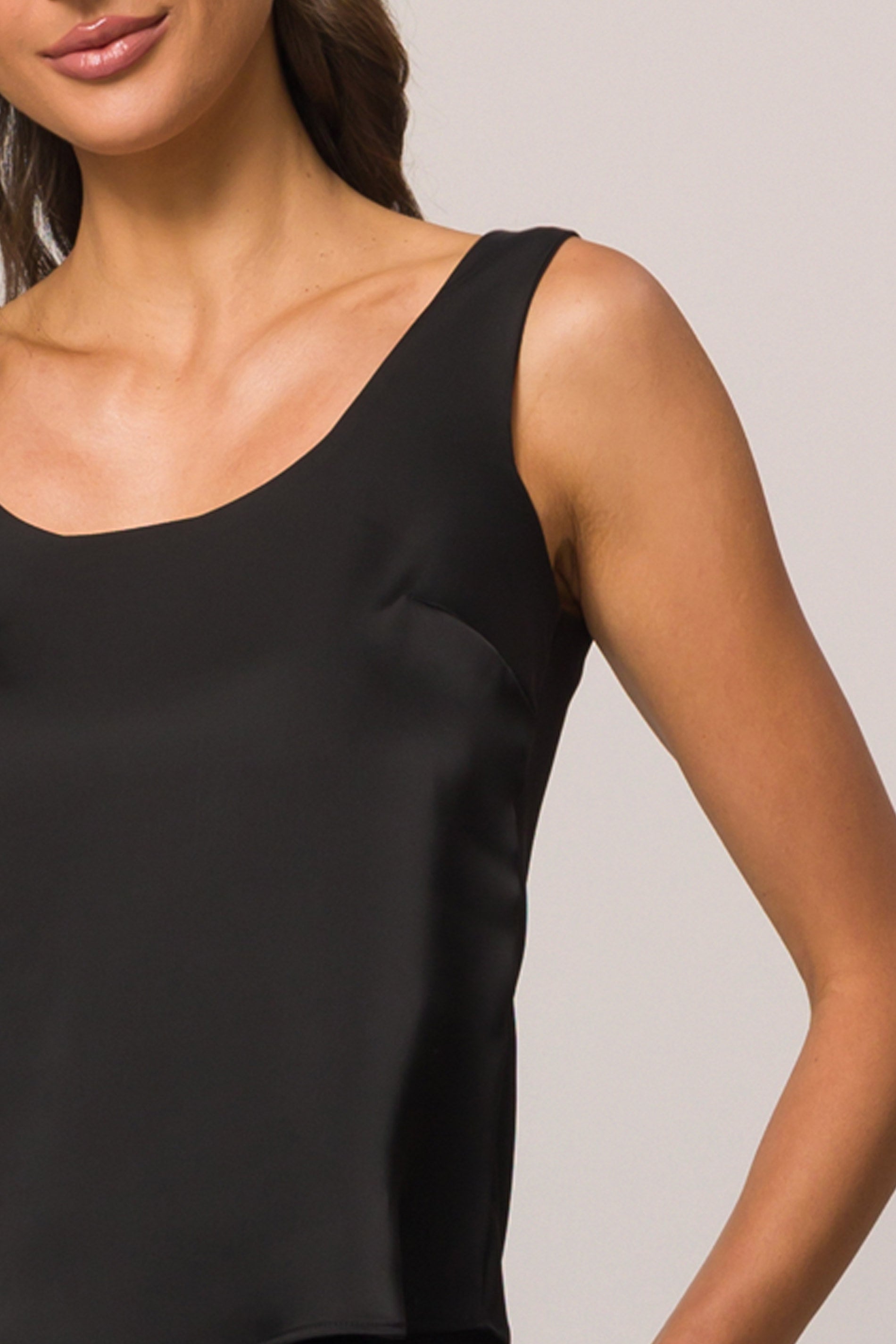 Blusa de alça em cetim com decote U