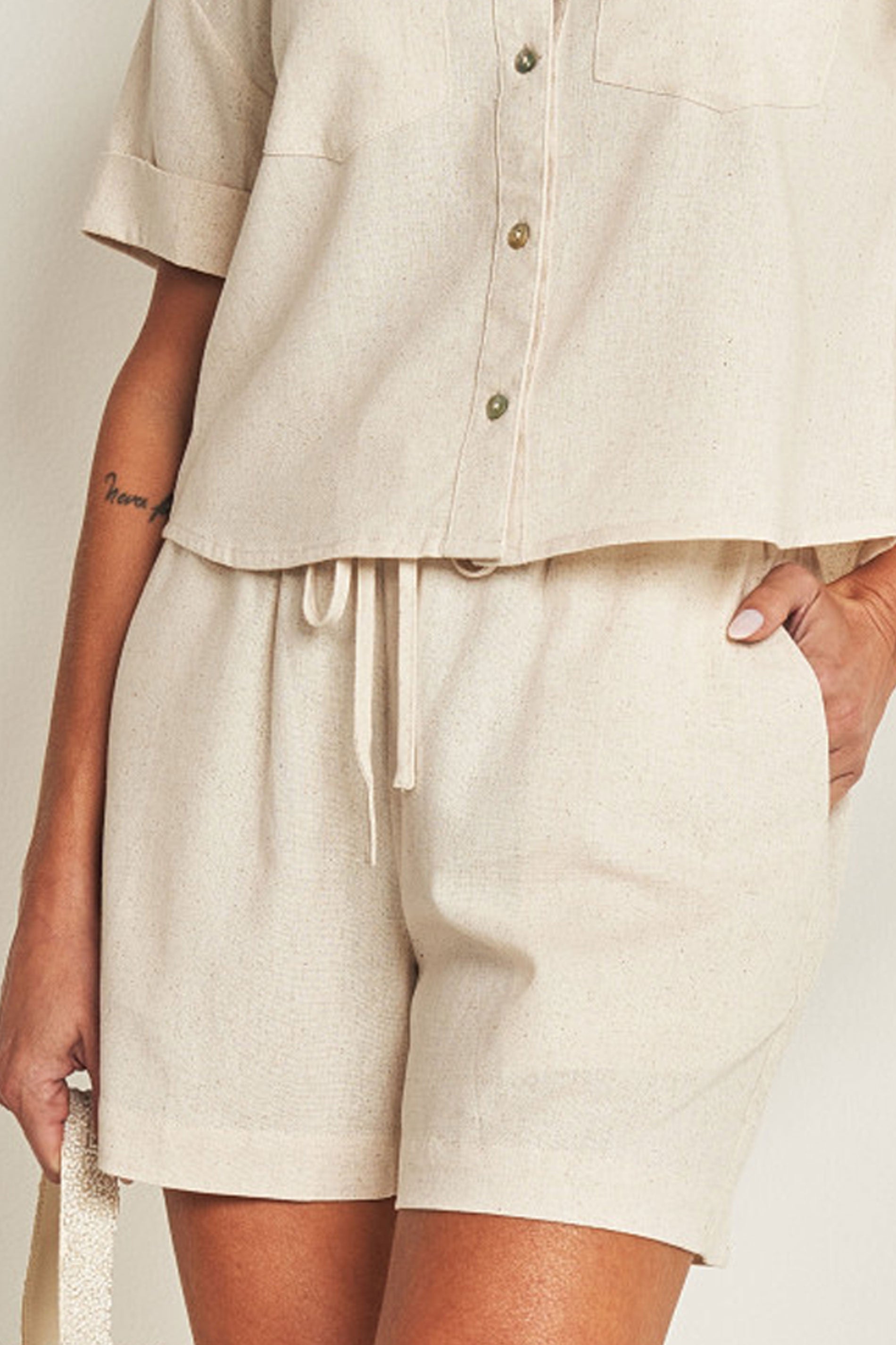 Shorts em Plano Linen com Cós de Elástico