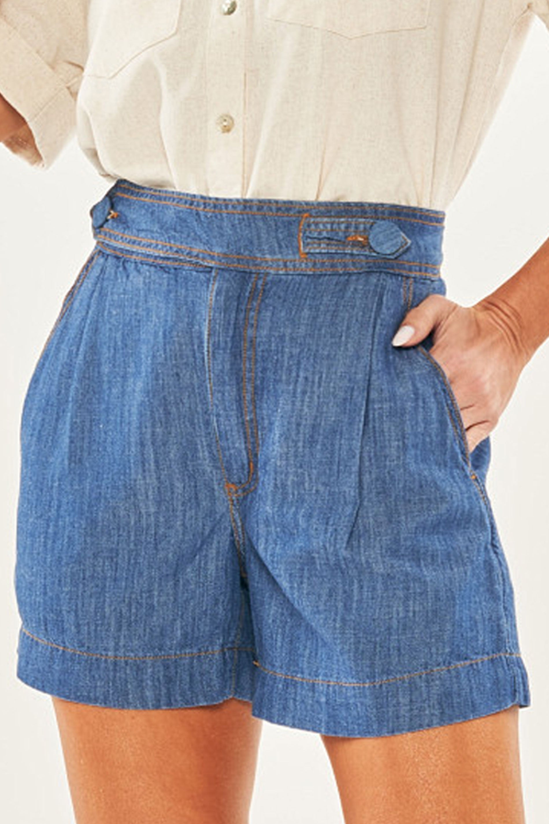Shorts em Jeans Listrado com Modelagem Ampla