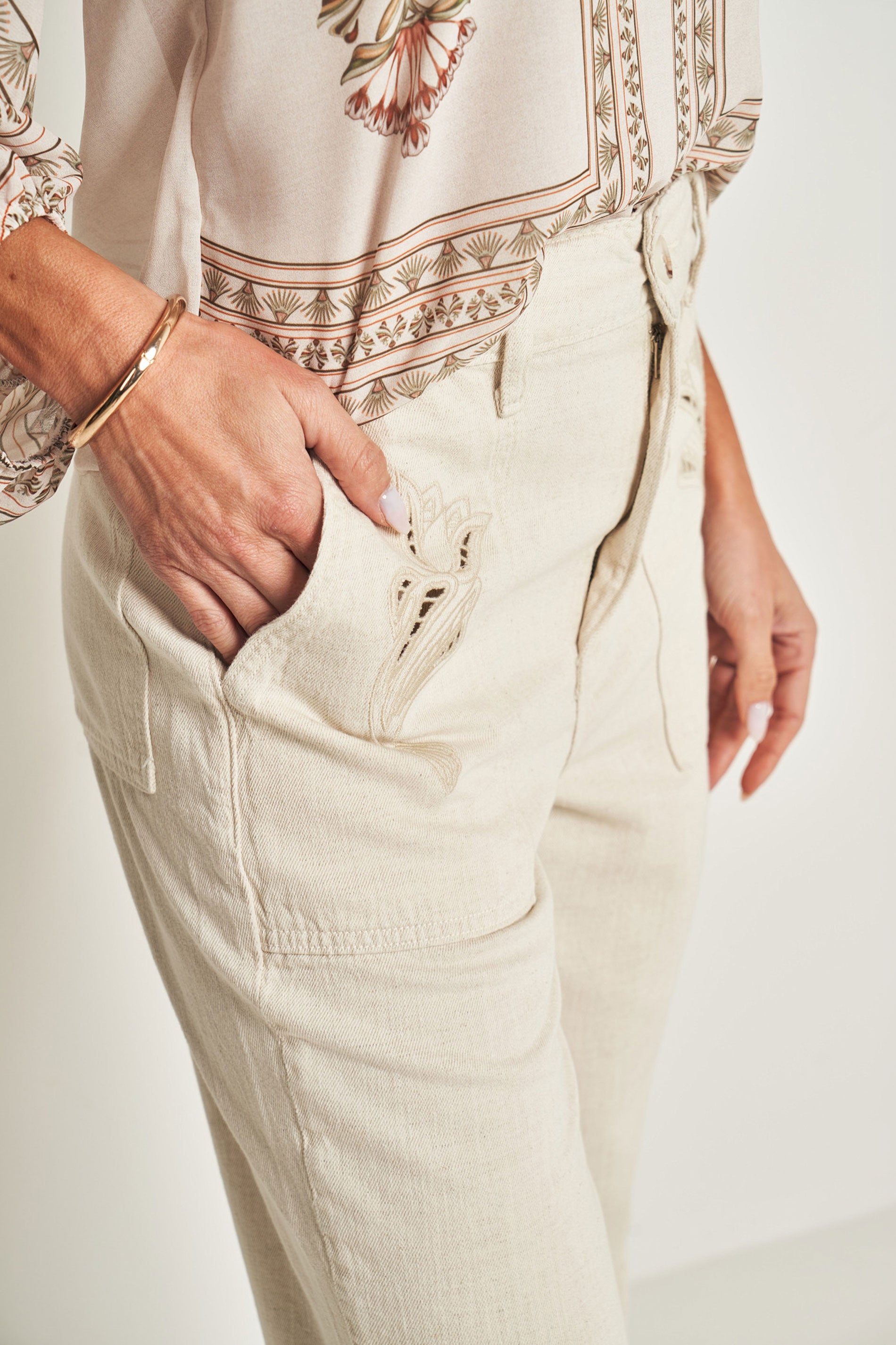 Calça Carrot em Sarja Linho com Regulador e Bordado