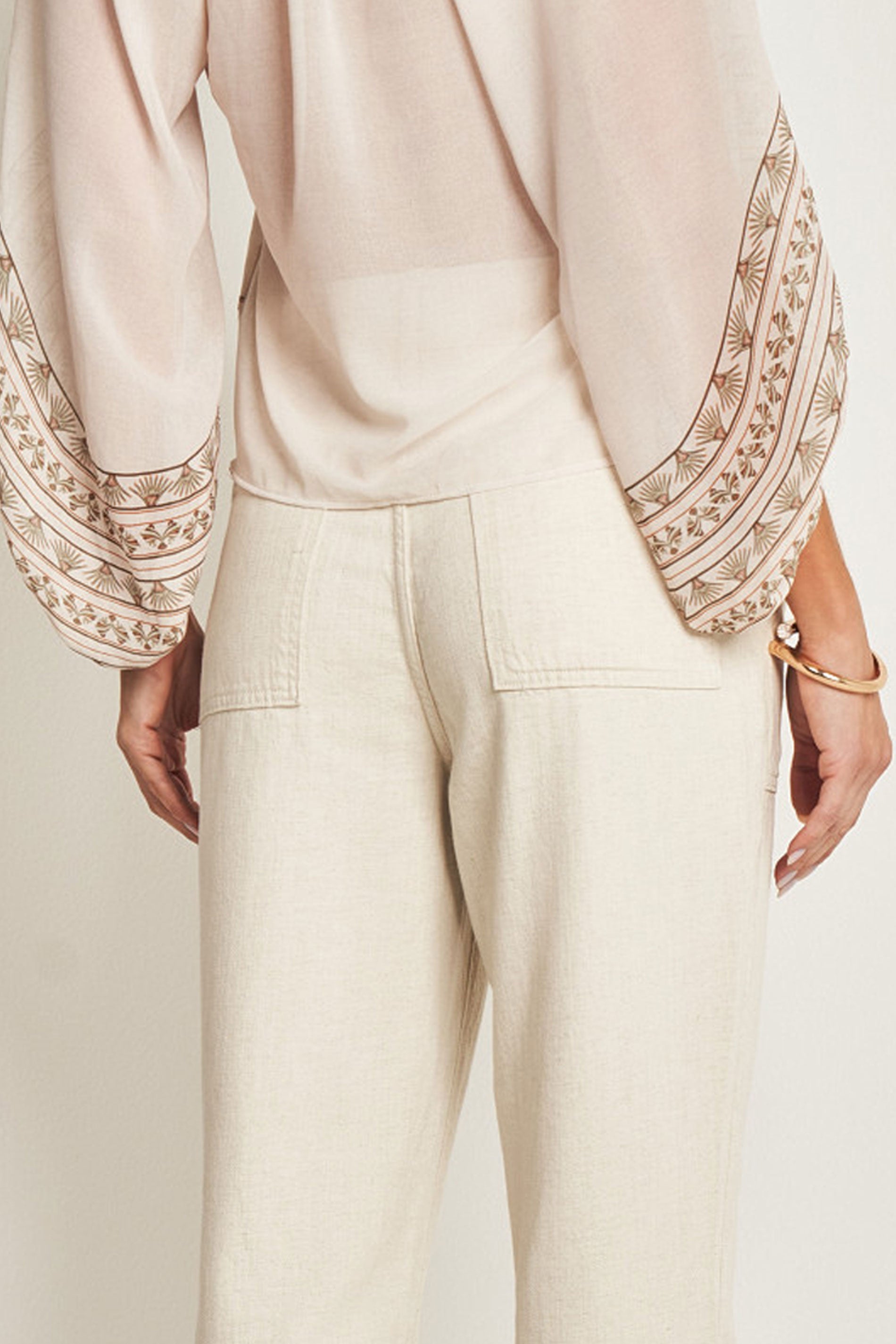 Calça Carrot em Sarja Linho com Regulador e Bordado