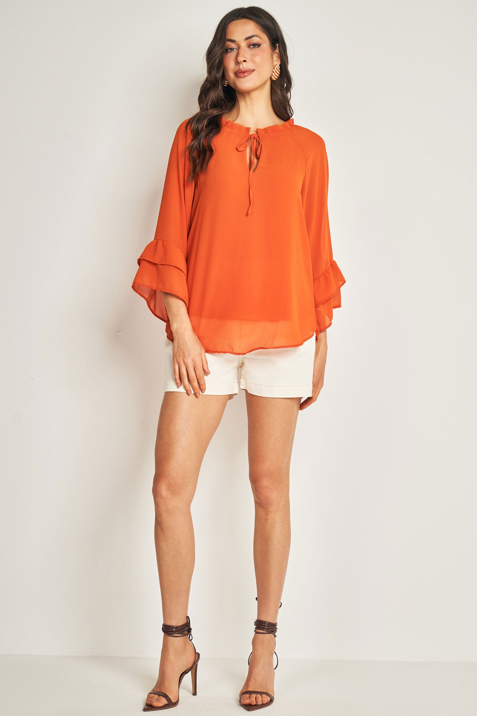 Shorts em Sarja Linho com Bordado e Botão