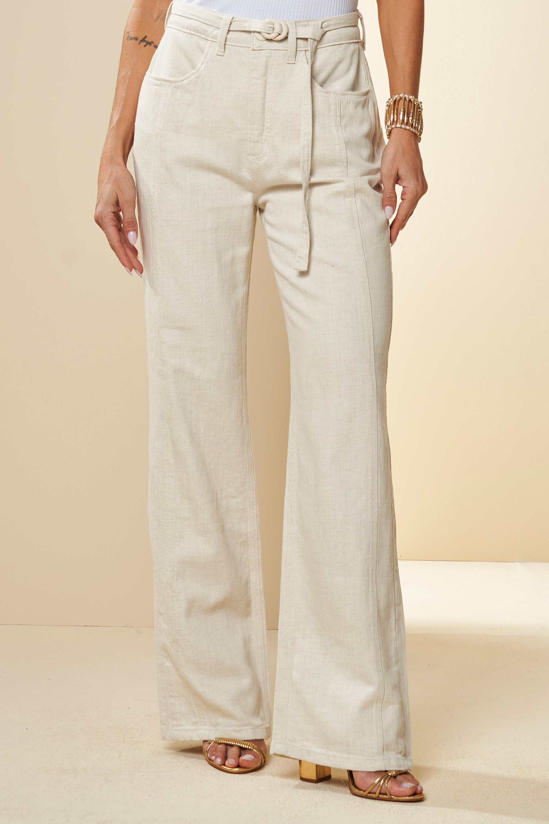 Calça Reta Cintura Alta Peônia com Cinto e Bolso Frontal