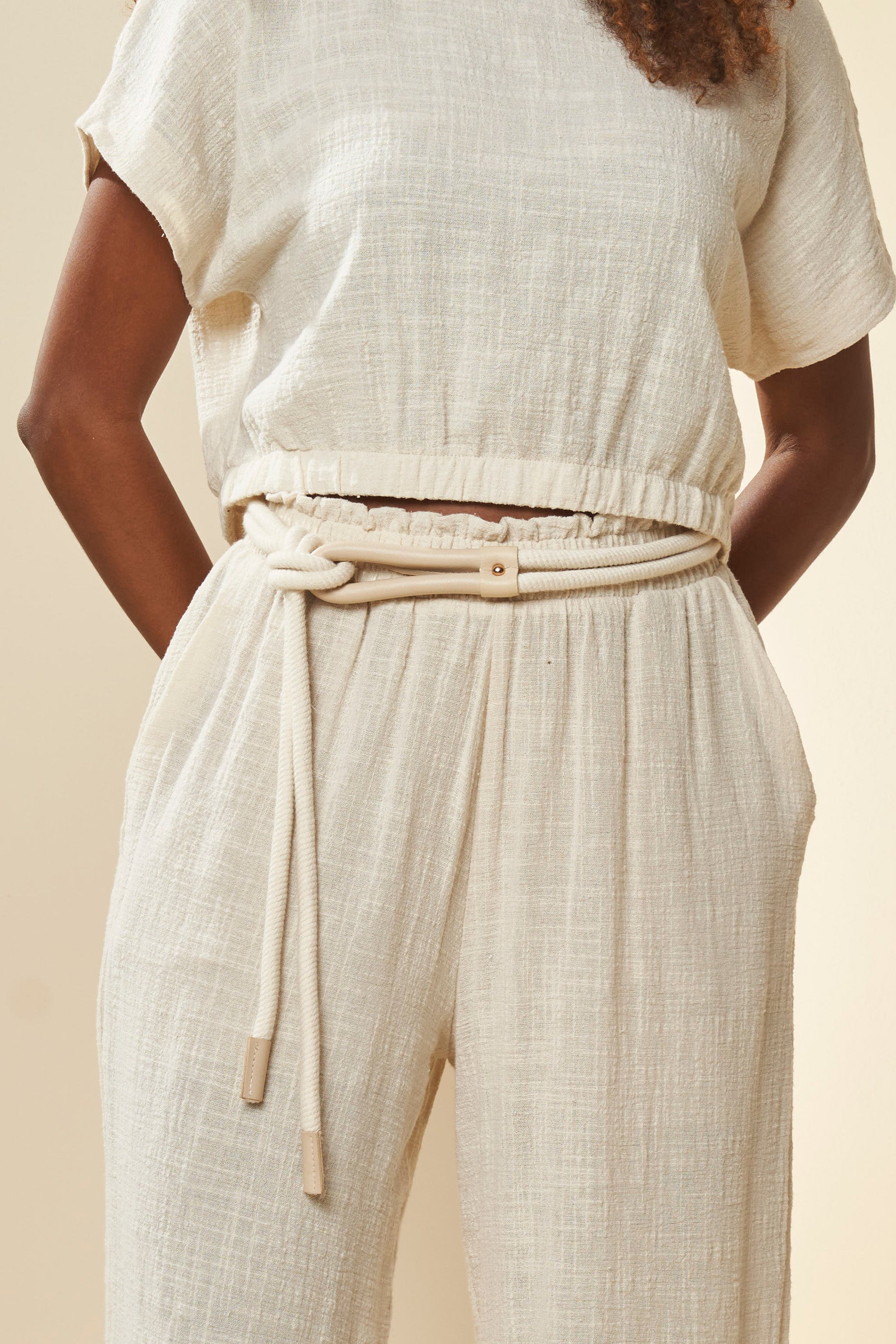 Calça Cropped Cintura Média Nature com Cinto