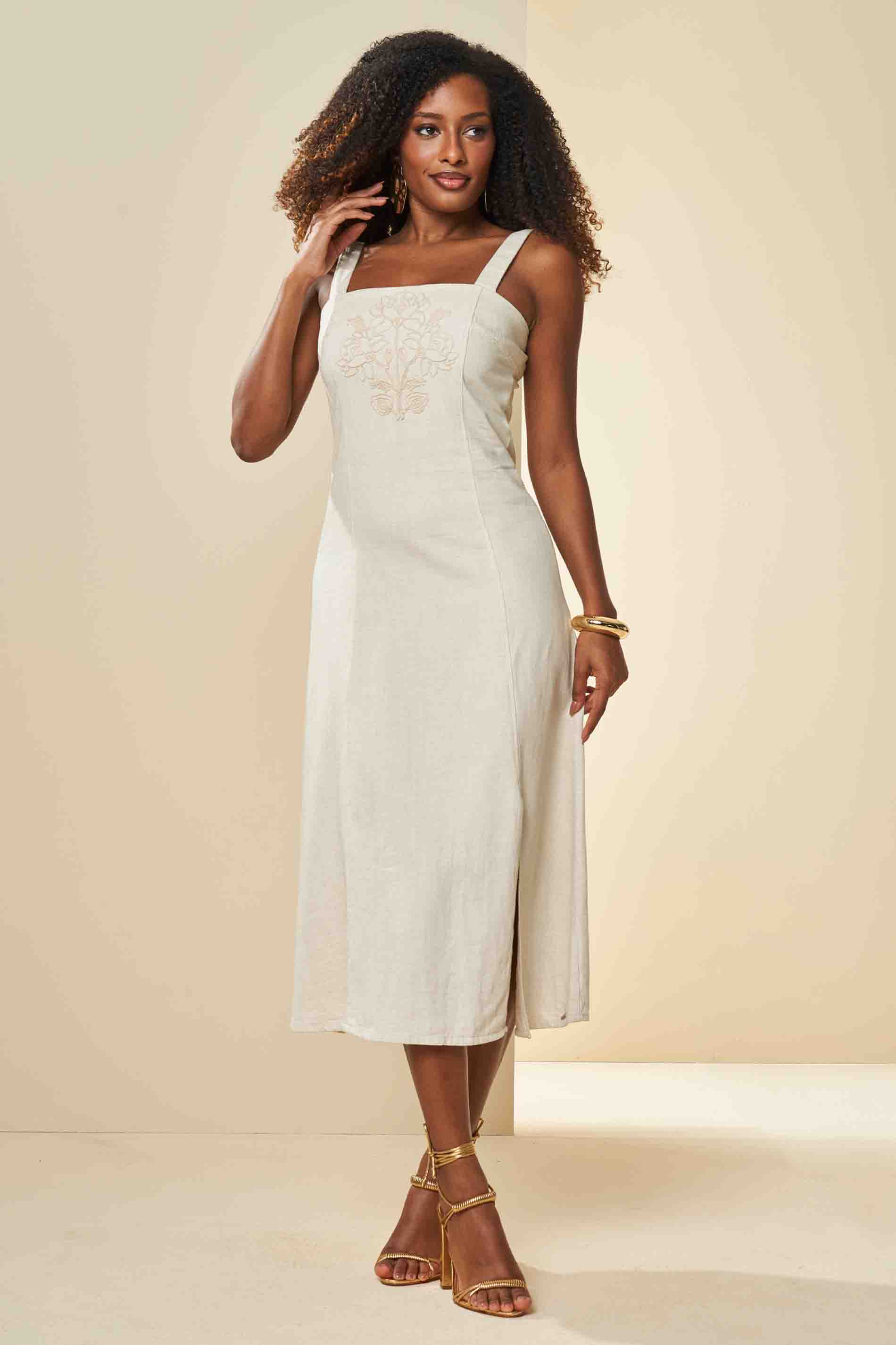 Vestido Midi Celebration com Alças Largas e Bordado Floral