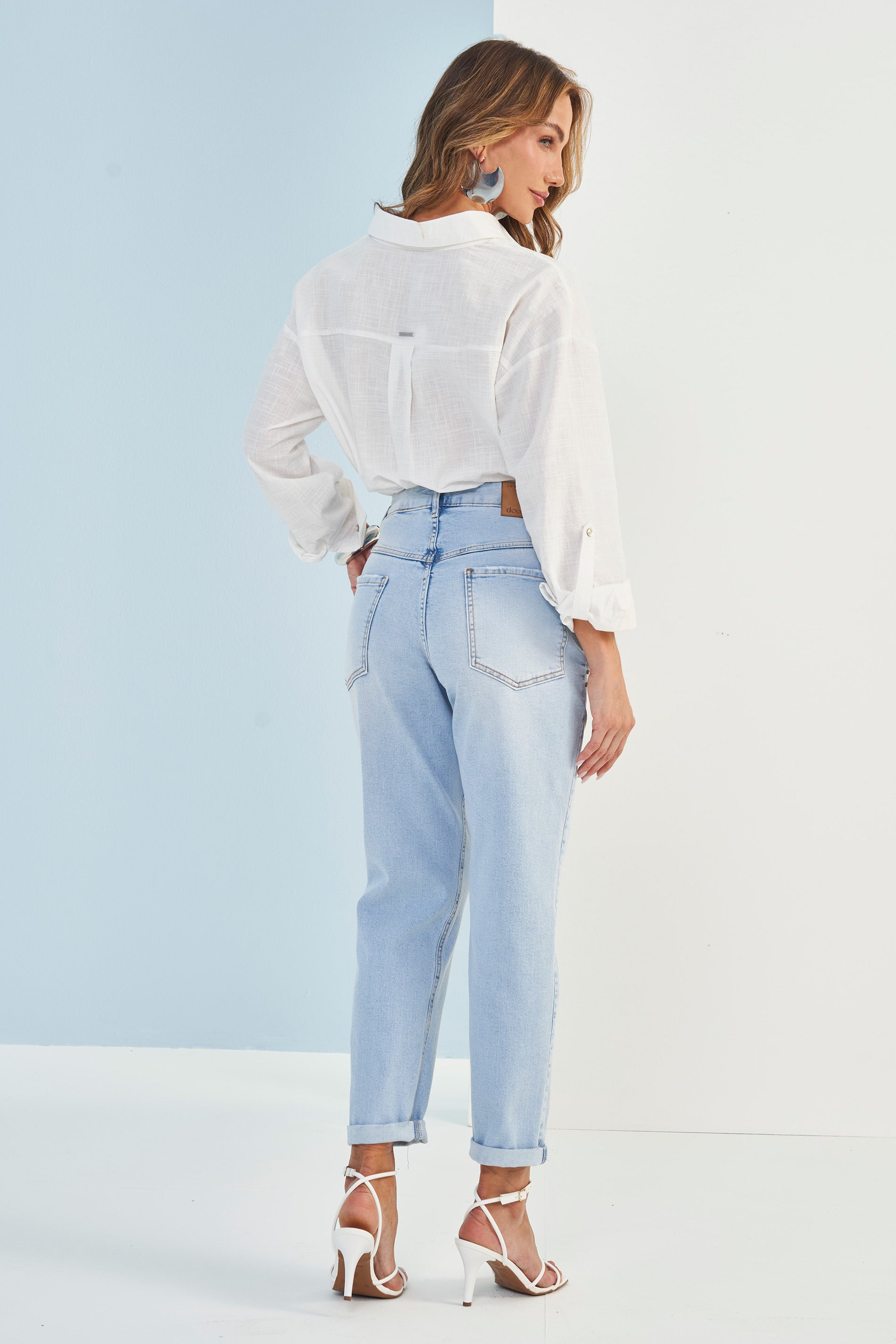 Calça Jeans Cintura Alta Solar com Aplicação de Strass