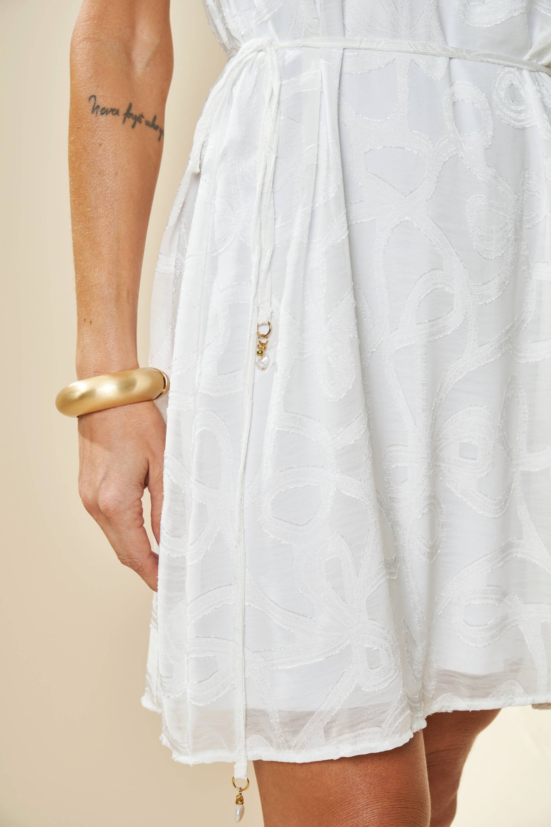 Vestido Curto um Ombro Só Lusitana com Franjas