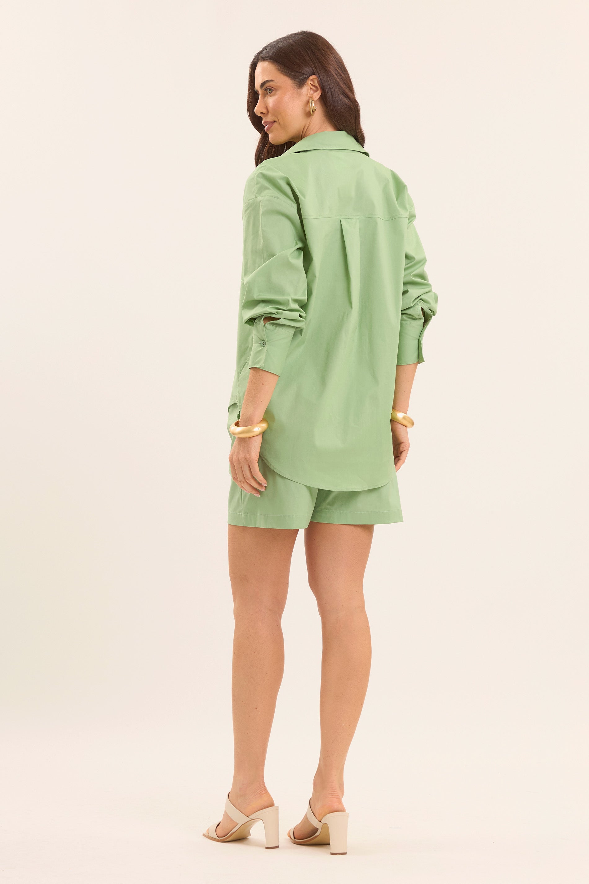 Camisa com Bolso Frontal e Mangas Longas