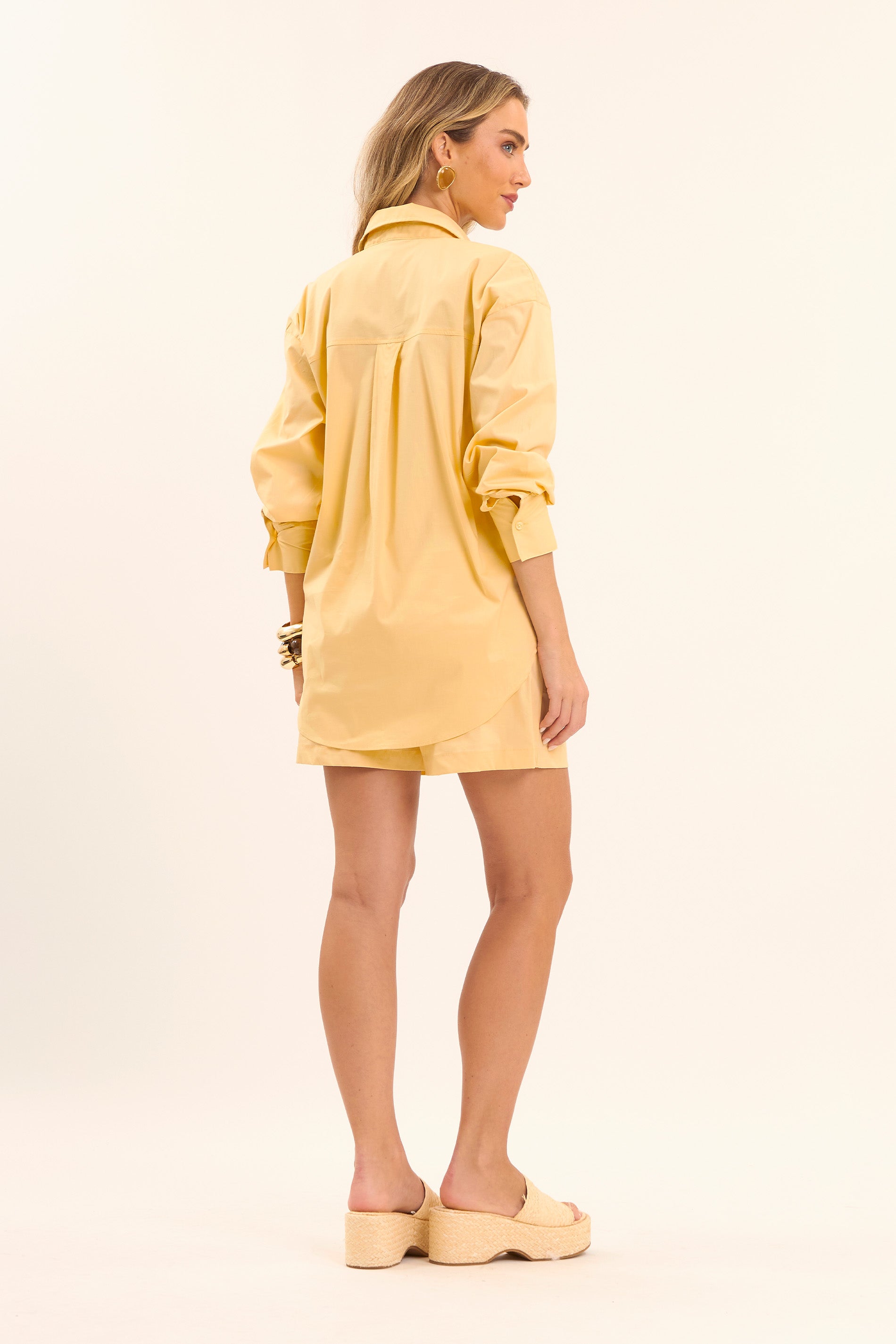 Camisa com Bolso Frontal e Mangas Longas