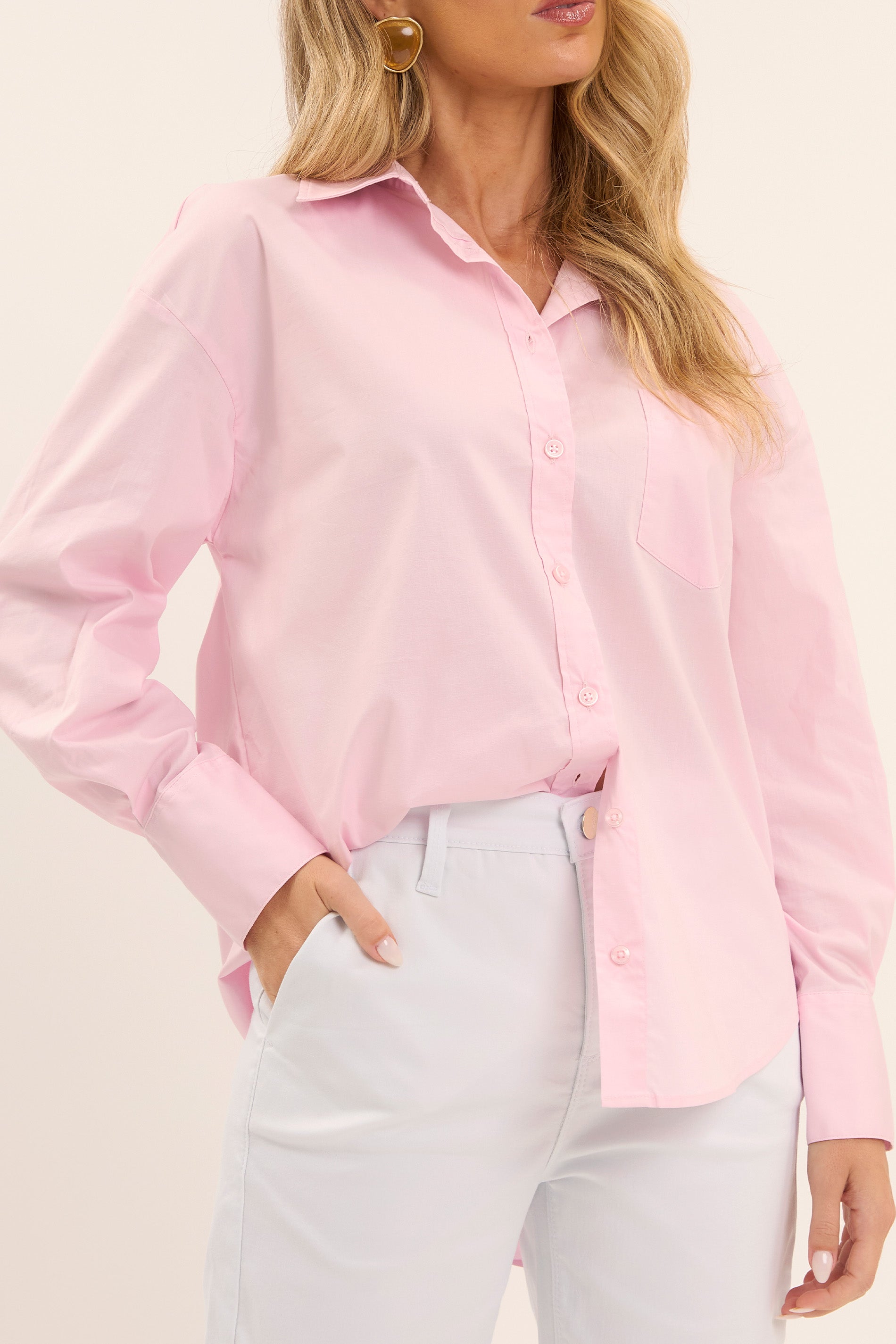 Camisa com Bolso Frontal e Mangas Longas