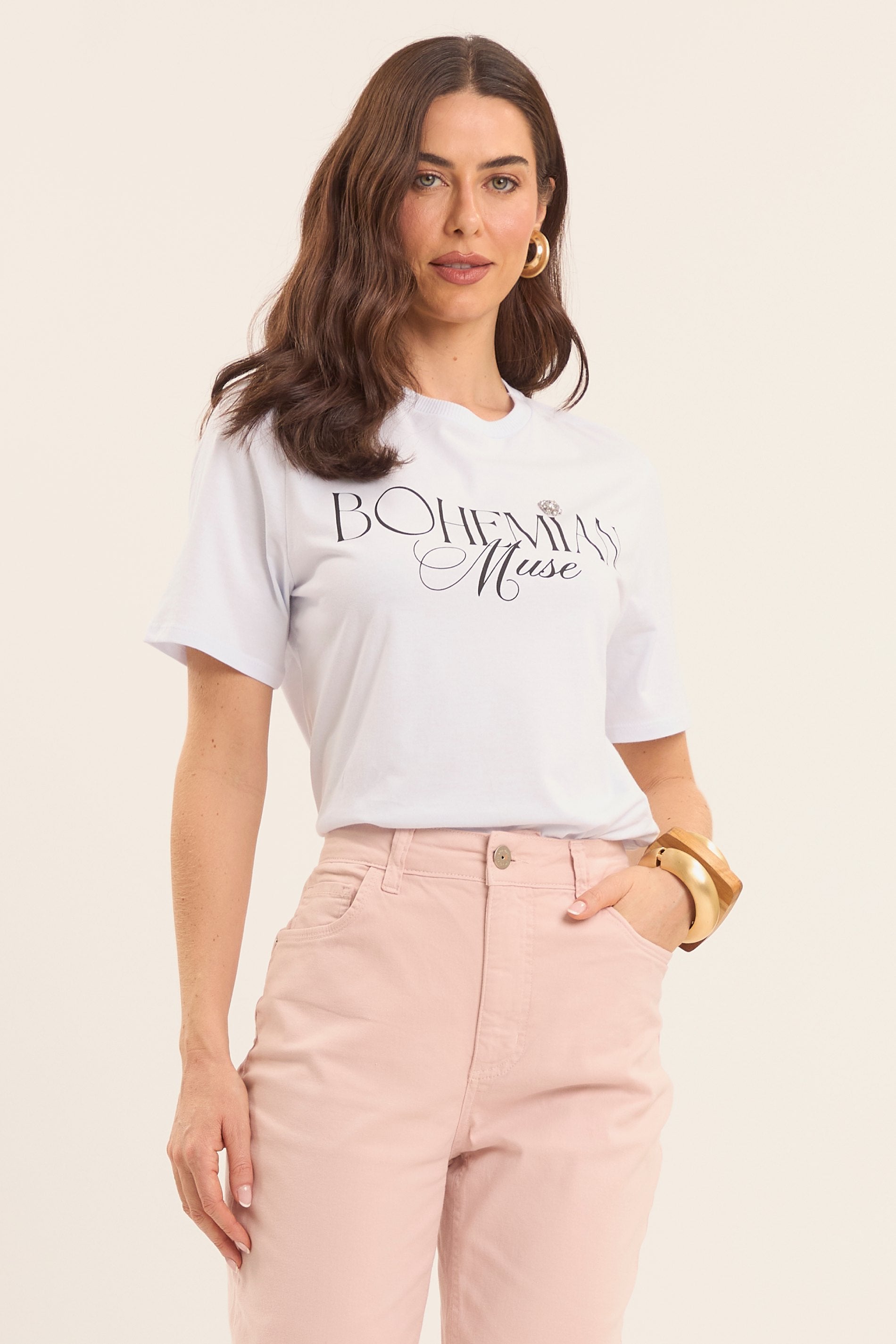 T-Shirt Boho com Estampa Frontal e Detalhe em Strass