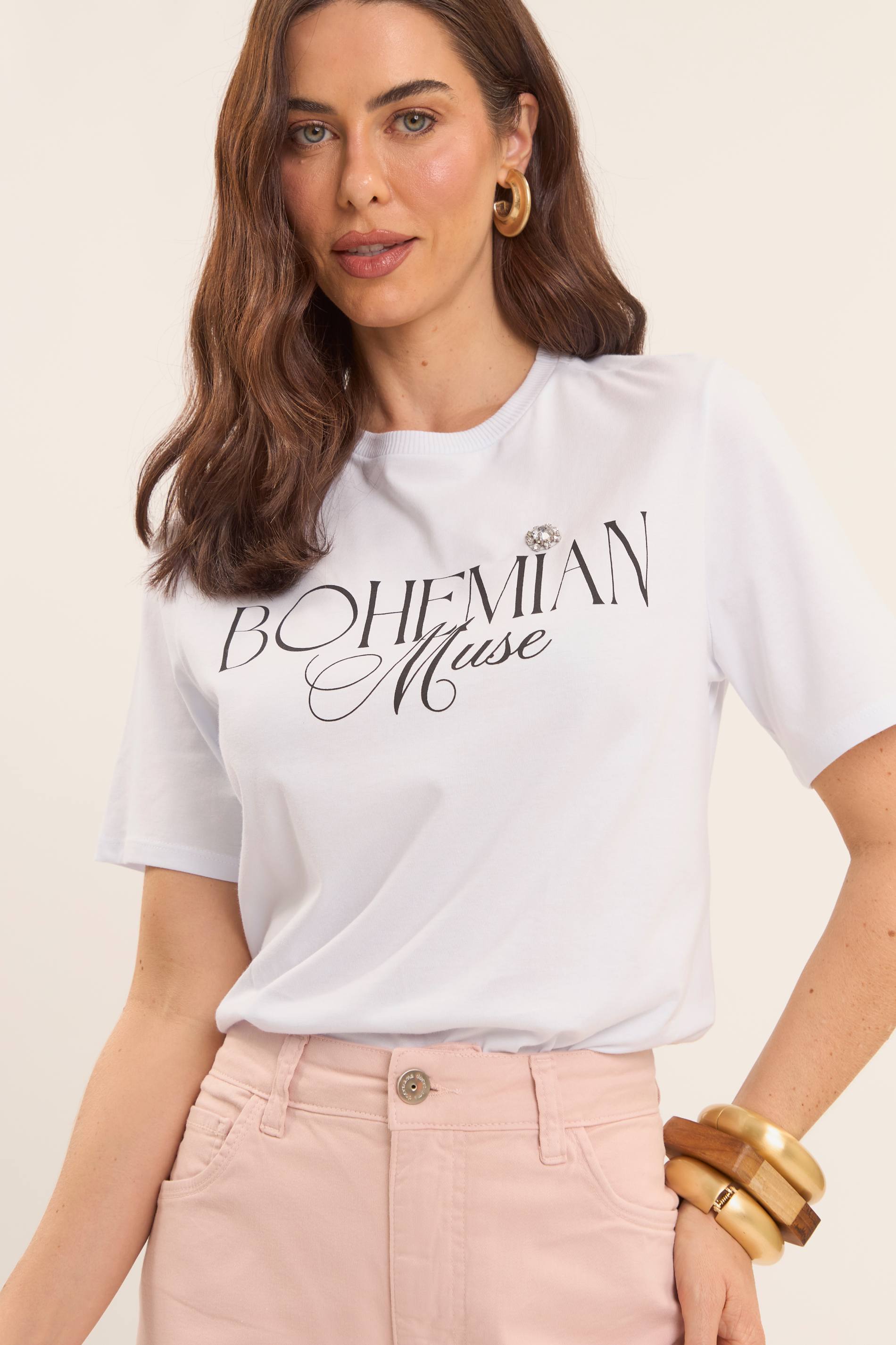 T-Shirt Boho com Estampa Frontal e Detalhe em Strass