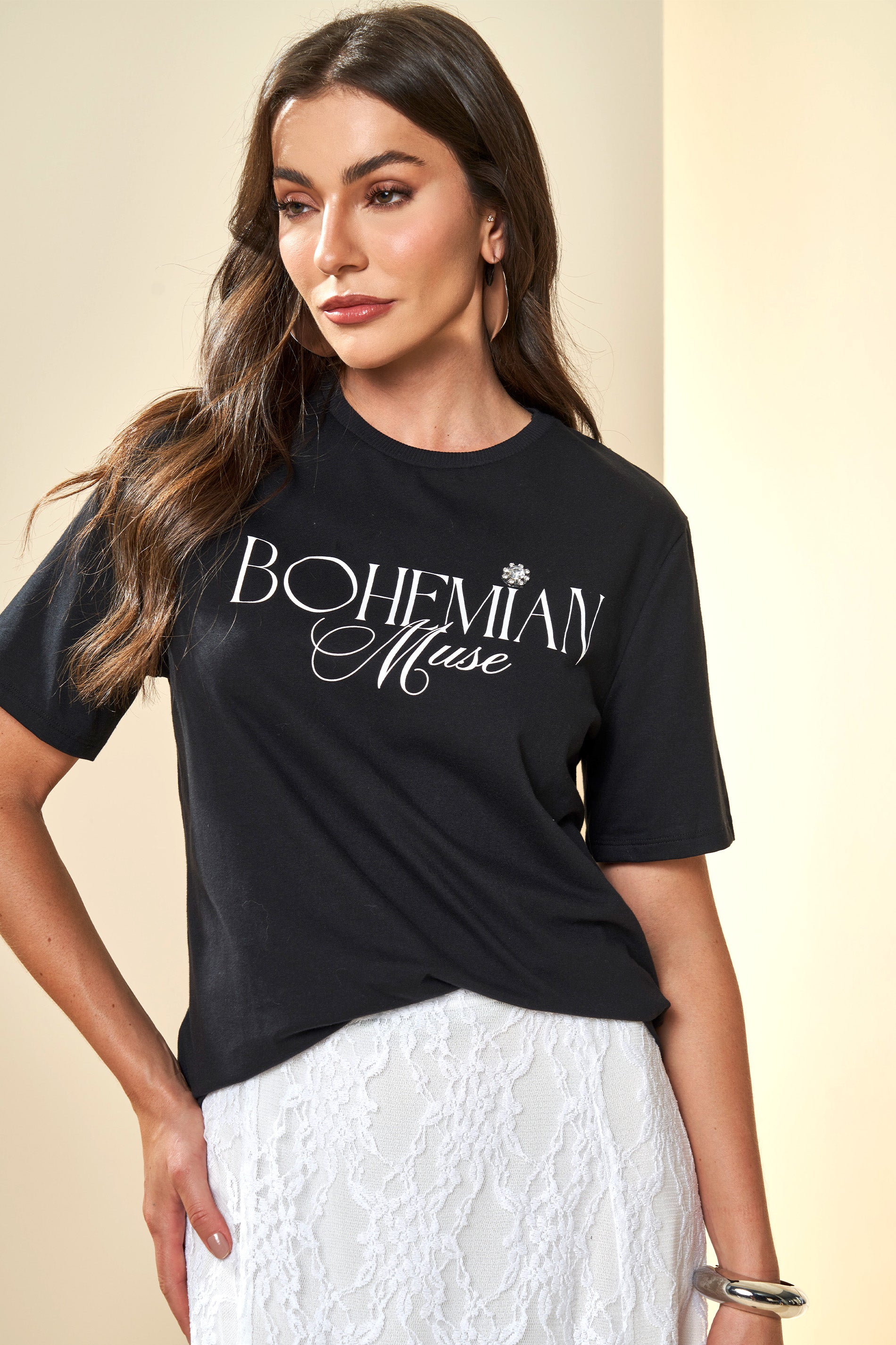 T-Shirt Boho com Estampa Frontal e Detalhe em Strass