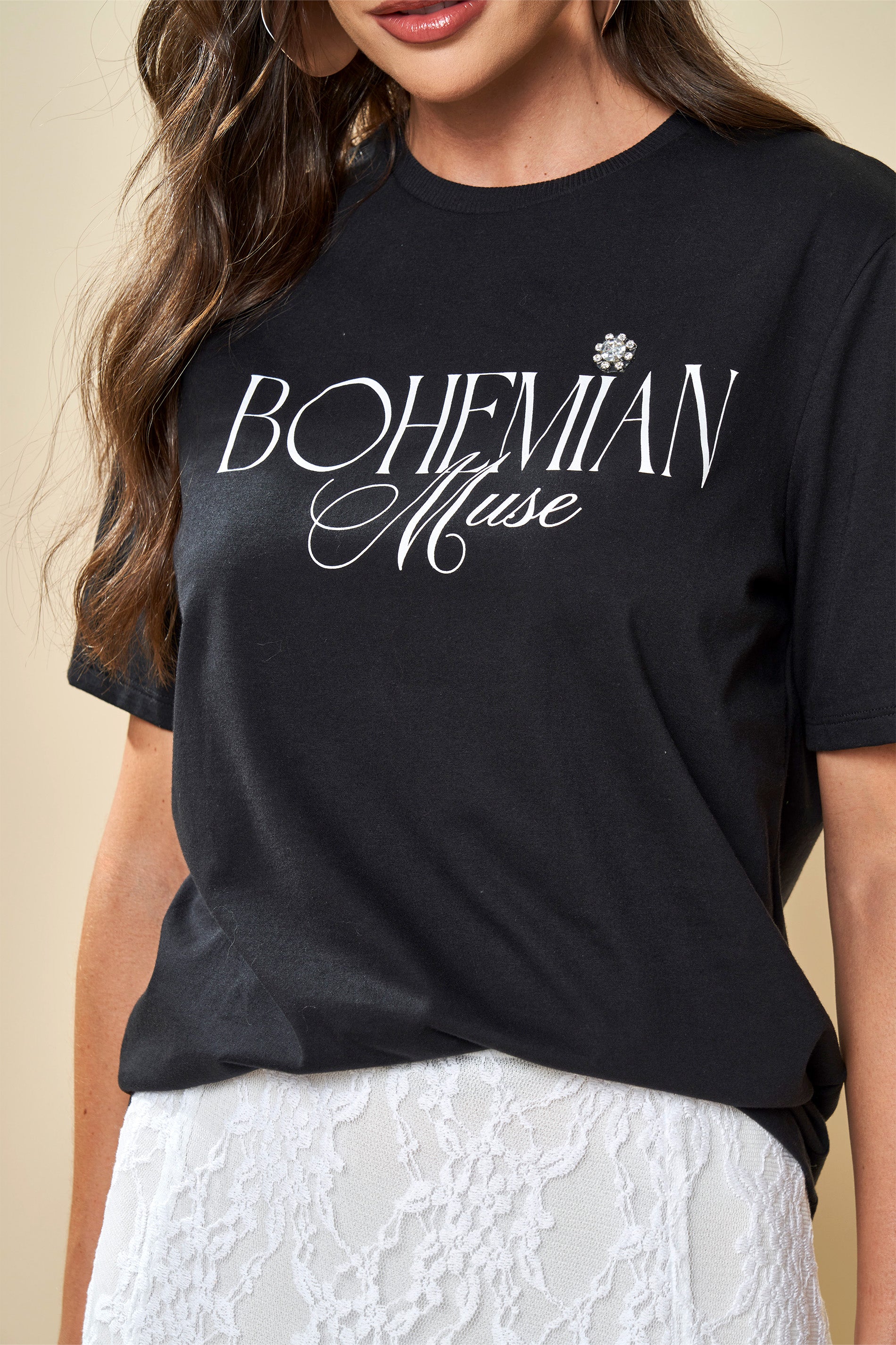 T-Shirt Boho com Estampa Frontal e Detalhe em Strass