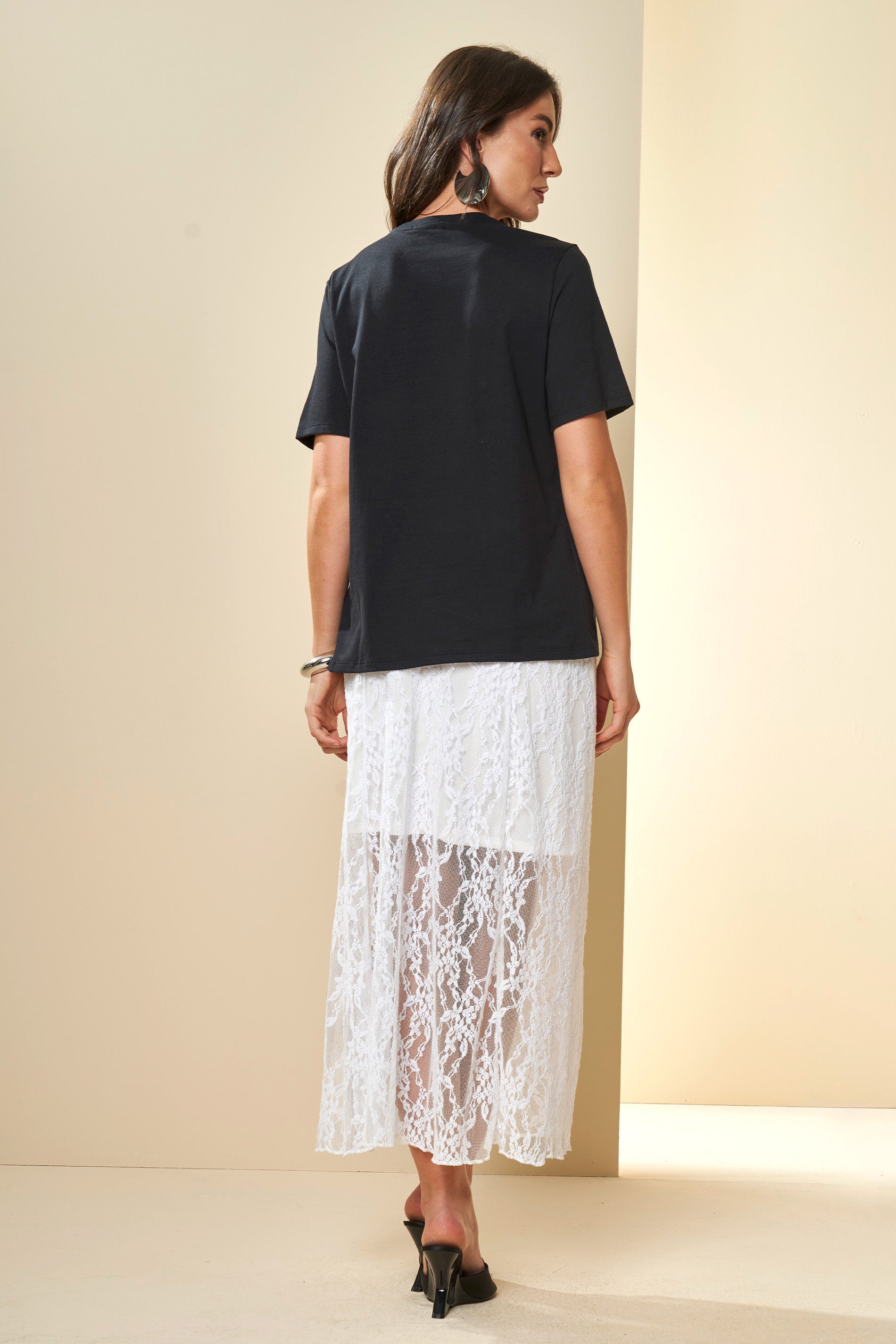 T-Shirt Boho com Estampa Frontal e Detalhe em Strass