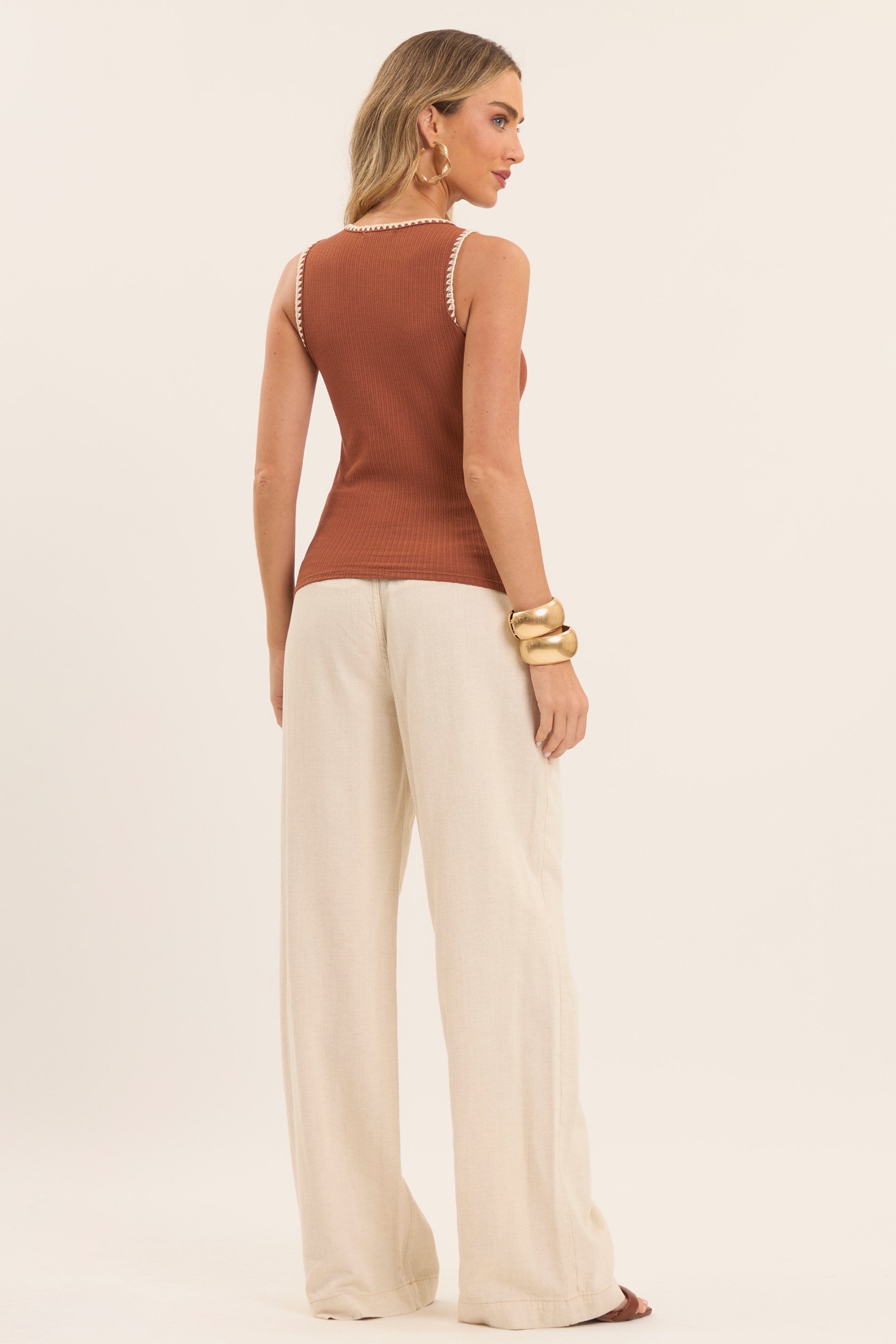 Blusa Canelada Romantic com Acabamento Contrastante no Decote e Cavas