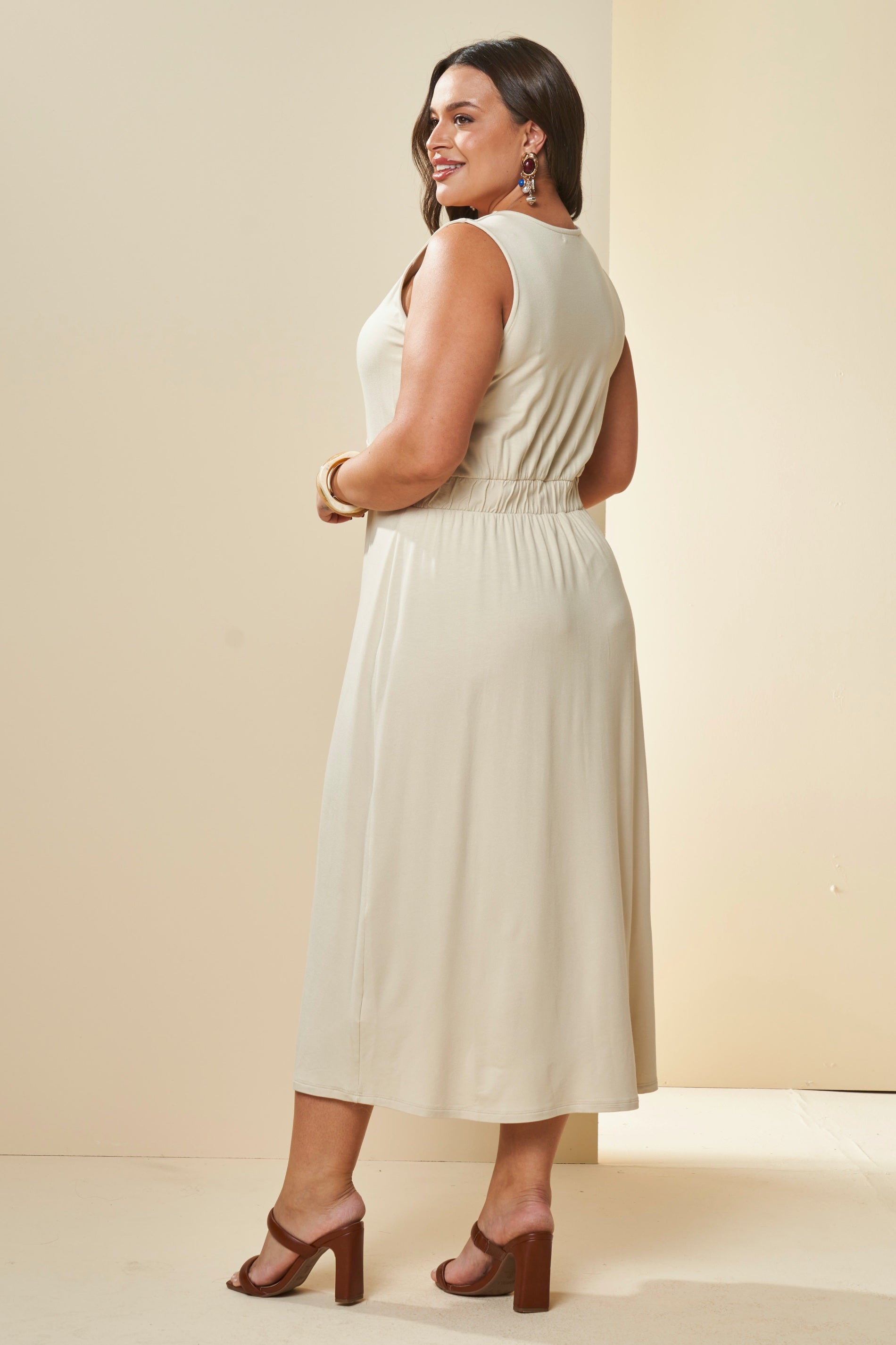 Vestido Midi Tropical com Decote V e Recorte na Cintura