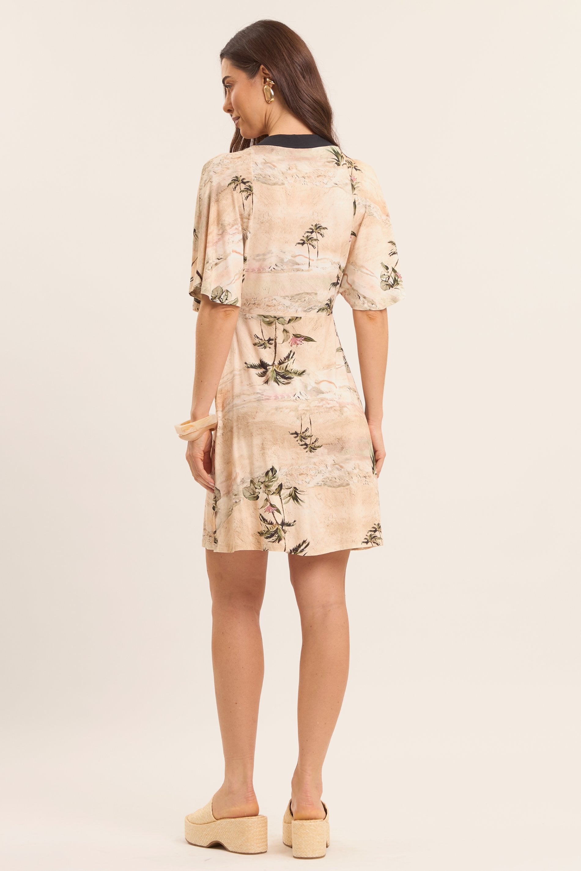 Vestido Curto Boho Estampado com Decote V